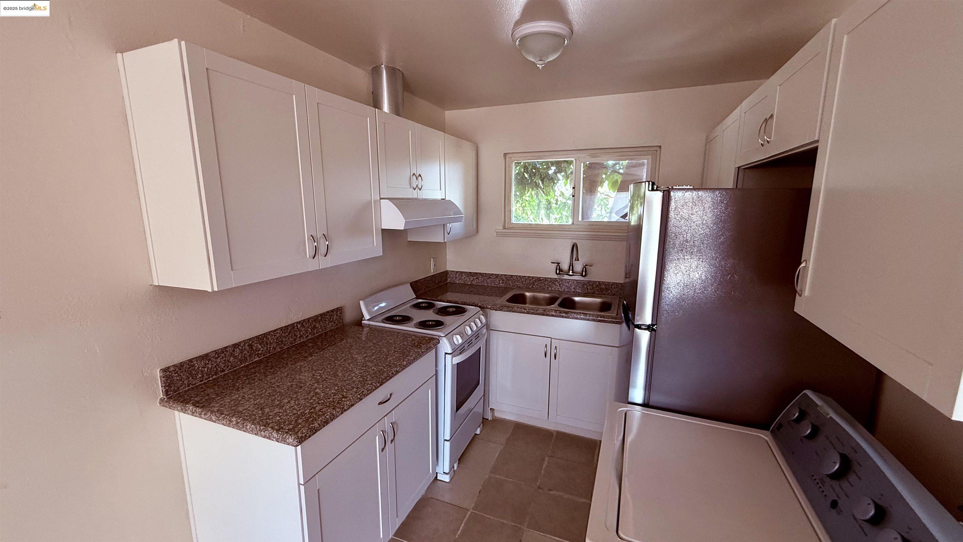 Detail Gallery Image 9 of 11 For 10100 Walnut #3,  Oakland,  CA 94603 - 4 Beds | 1 Baths