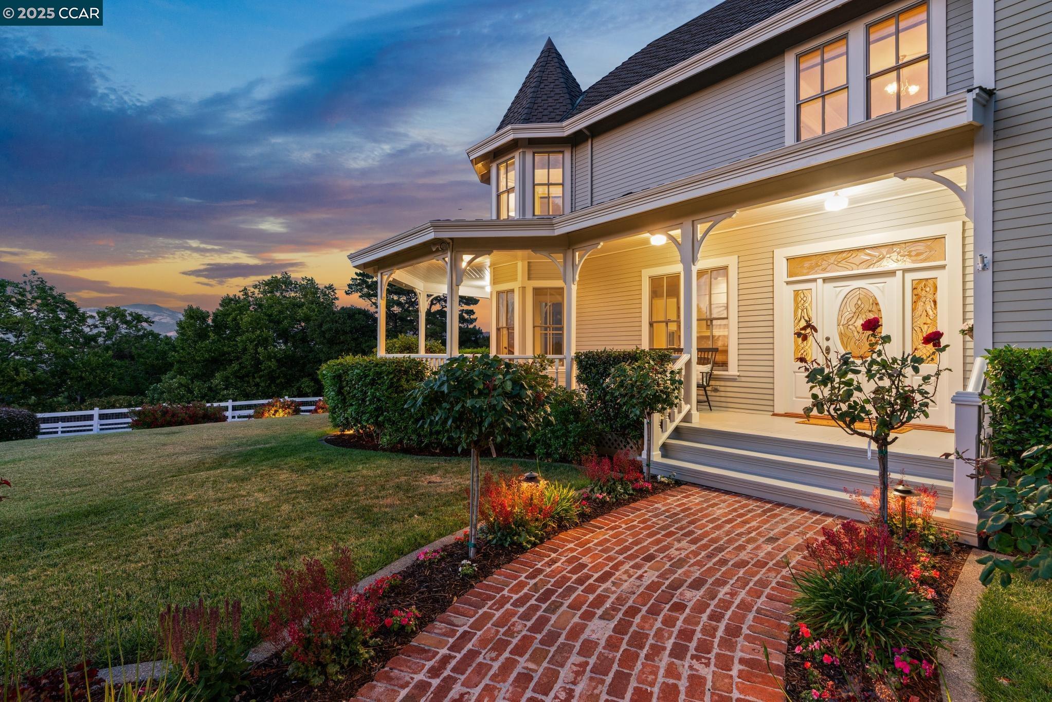 Detail Gallery Image 2 of 59 For 555 Highland Dr, Danville,  CA 94526 - 5 Beds | 3/1 Baths