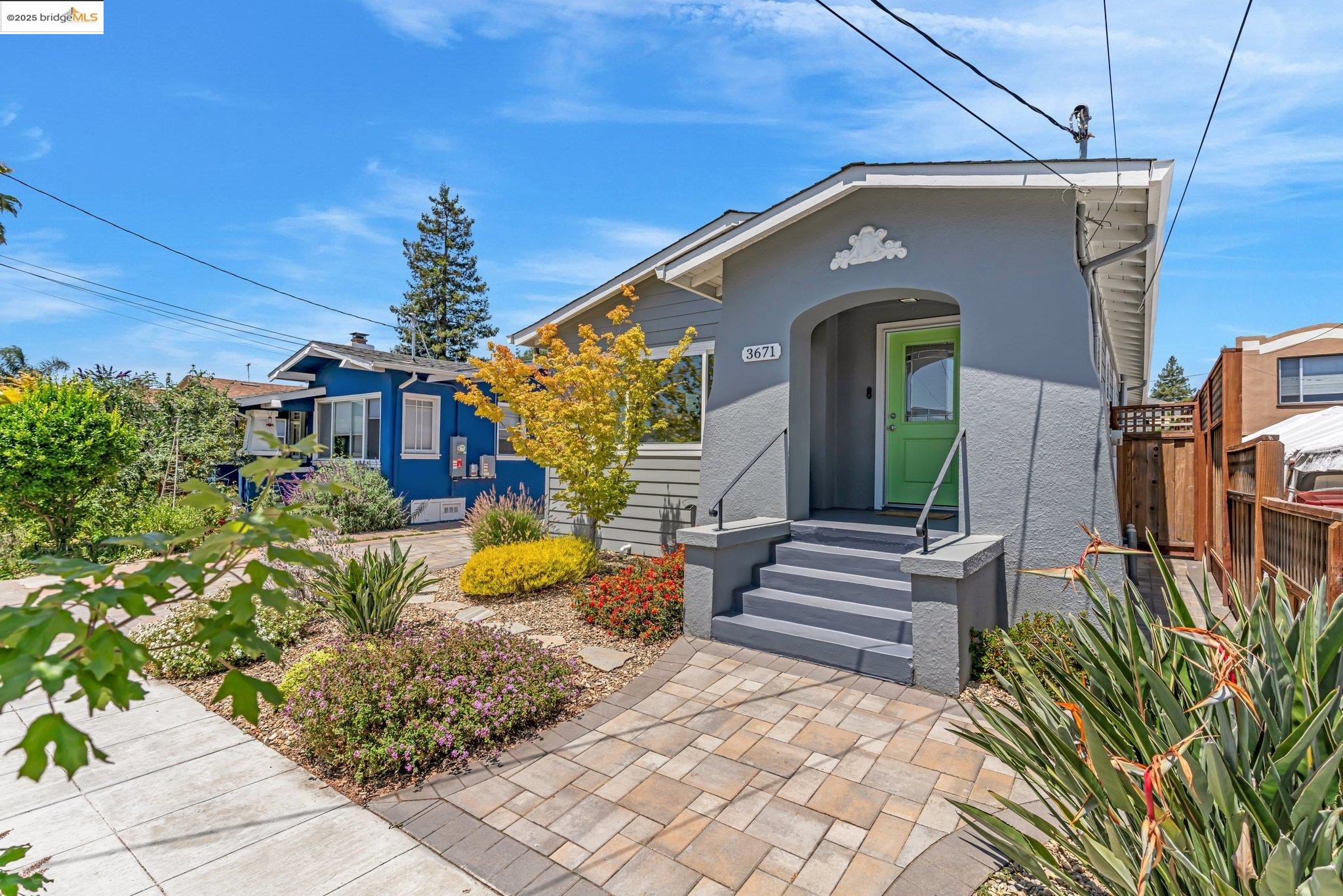 Detail Gallery Image 2 of 48 For 3671 38th Ave, Oakland,  CA 94619 - 3 Beds | 1/1 Baths