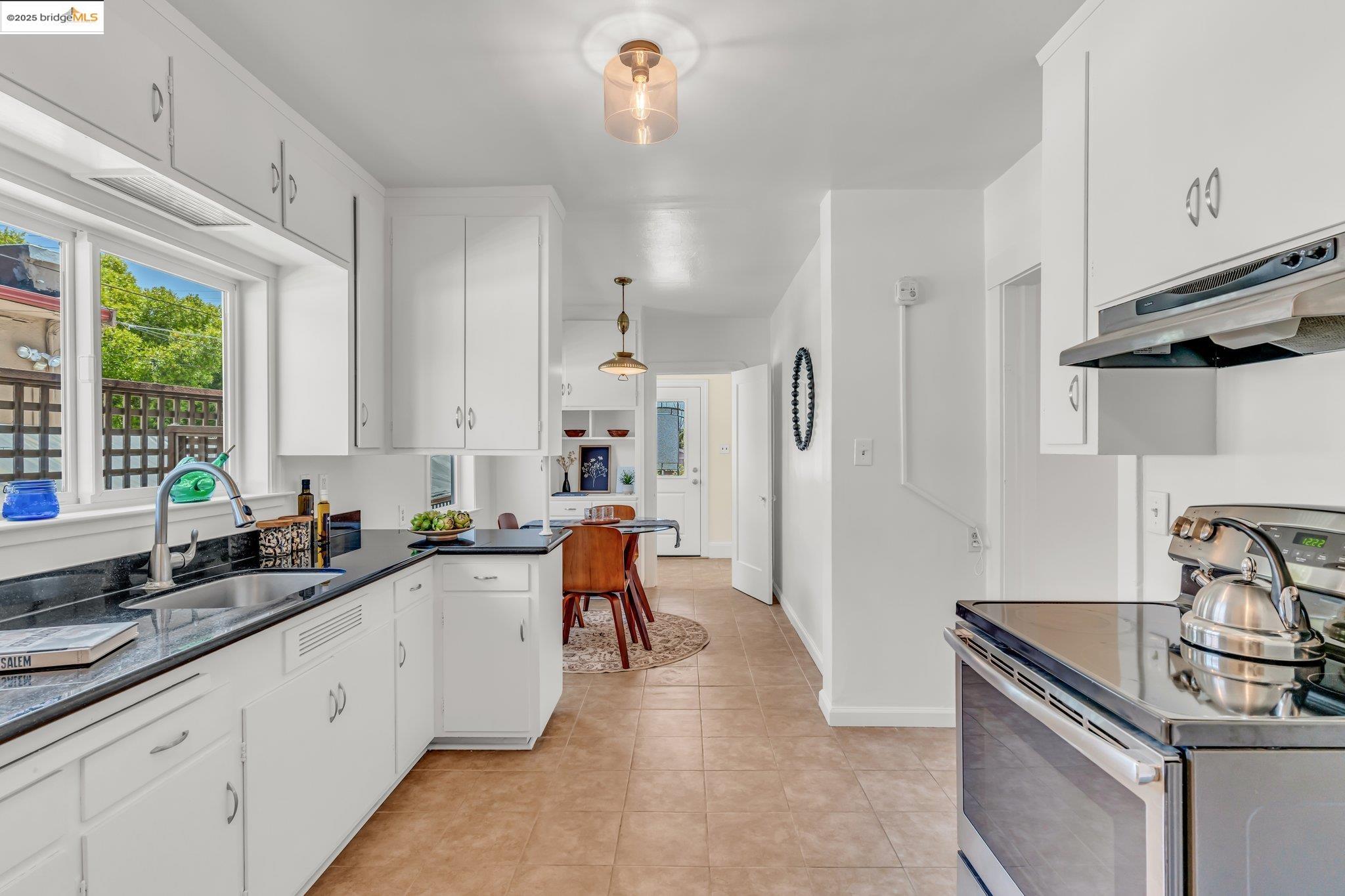 Detail Gallery Image 12 of 48 For 3671 38th Ave, Oakland,  CA 94619 - 3 Beds | 1/1 Baths