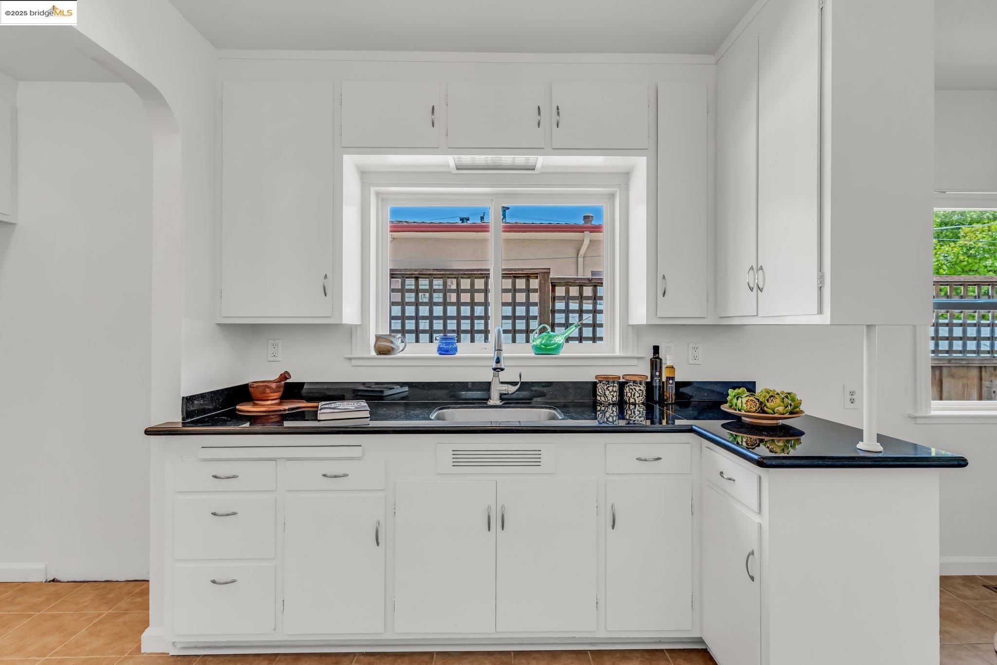 Detail Gallery Image 14 of 48 For 3671 38th Ave, Oakland,  CA 94619 - 3 Beds | 1/1 Baths