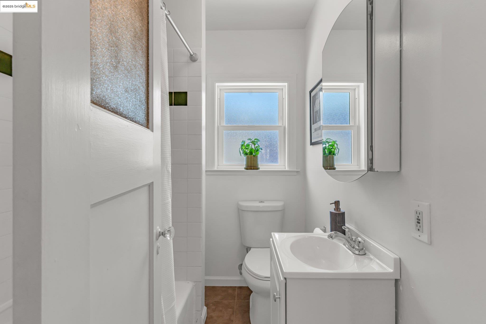 Detail Gallery Image 23 of 48 For 3671 38th Ave, Oakland,  CA 94619 - 3 Beds | 1/1 Baths