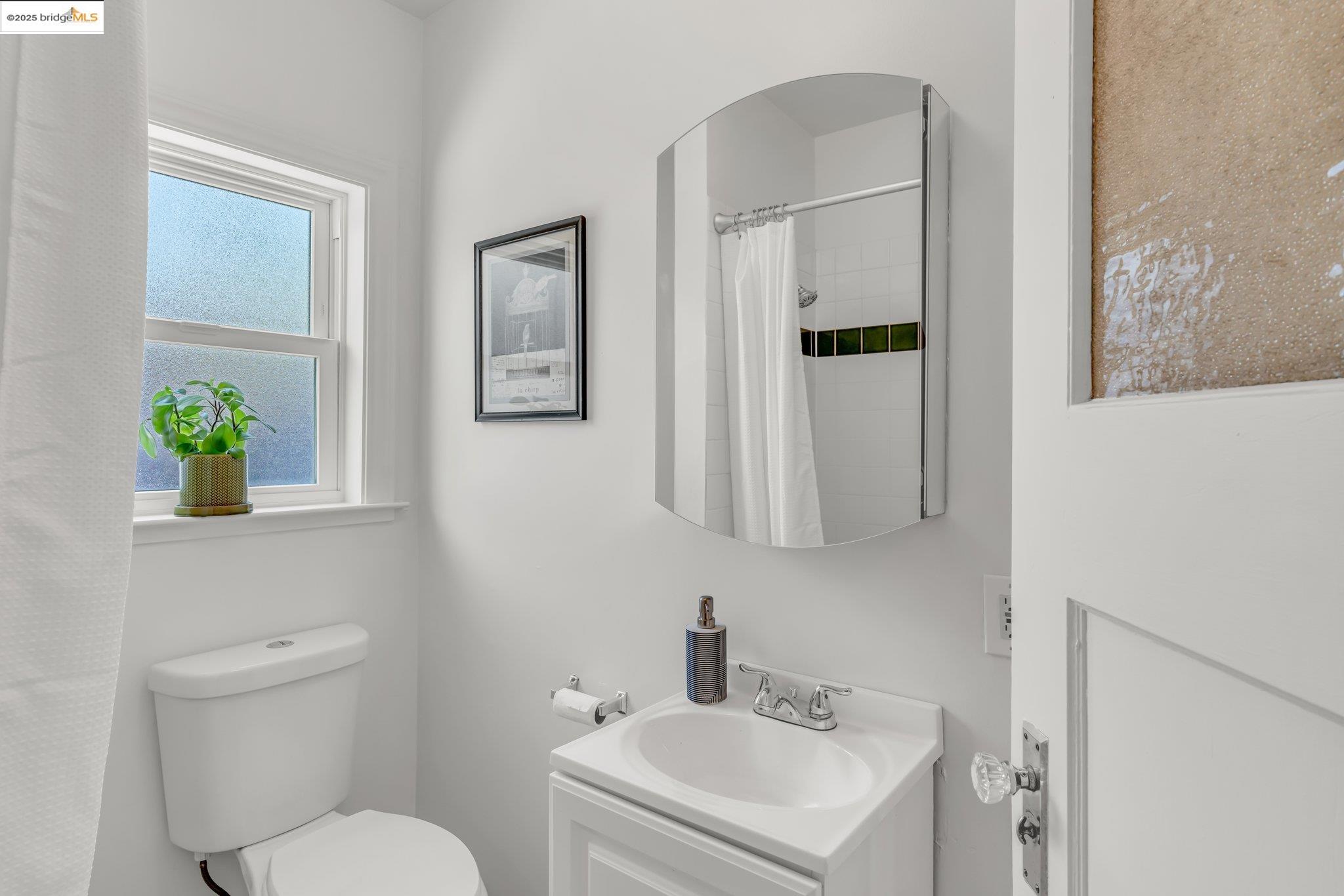 Detail Gallery Image 24 of 48 For 3671 38th Ave, Oakland,  CA 94619 - 3 Beds | 1/1 Baths
