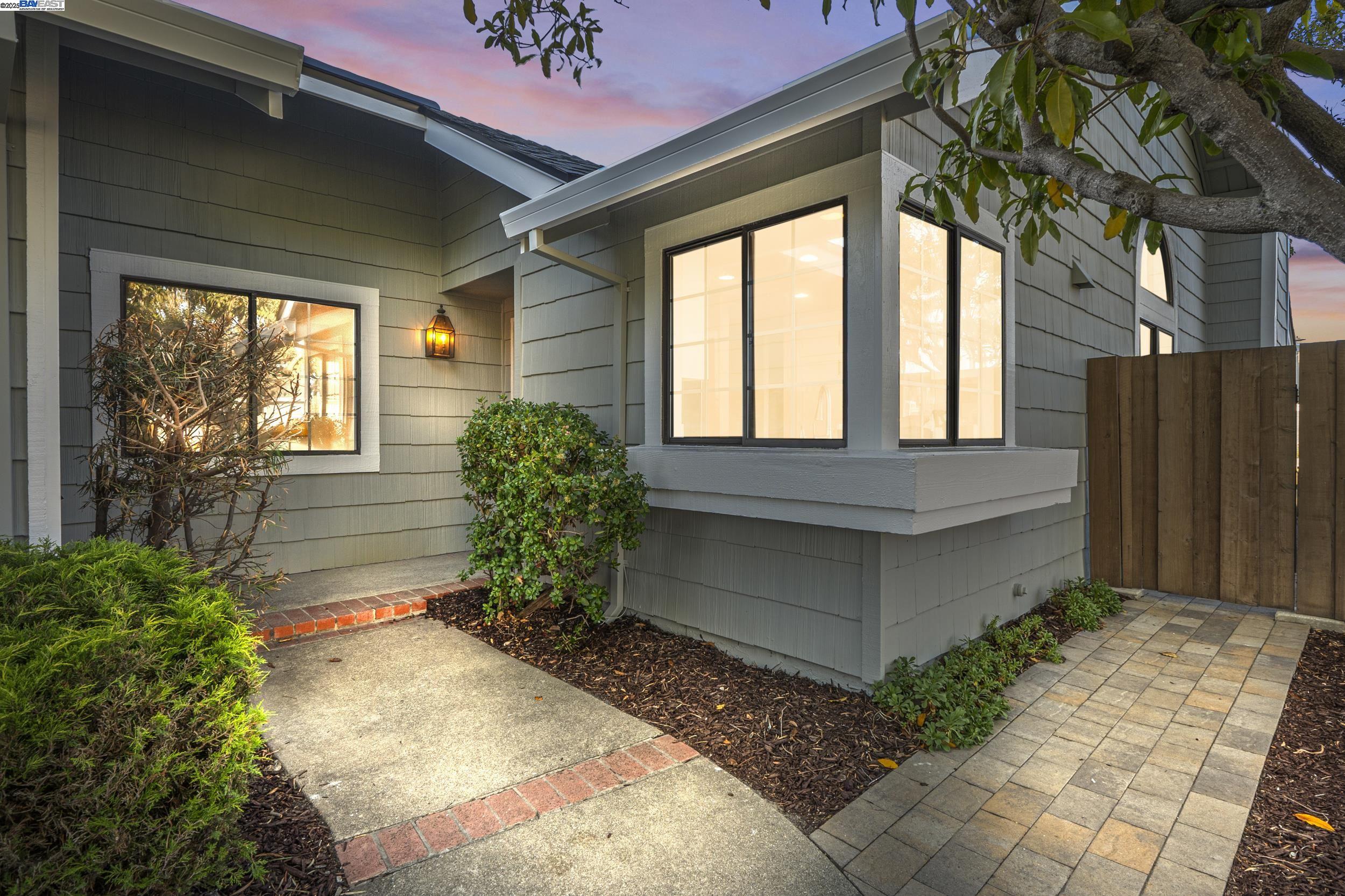 Detail Gallery Image 2 of 34 For 3525 Mcsherry Way, Alameda,  CA 94502 - 2 Beds | 2 Baths
