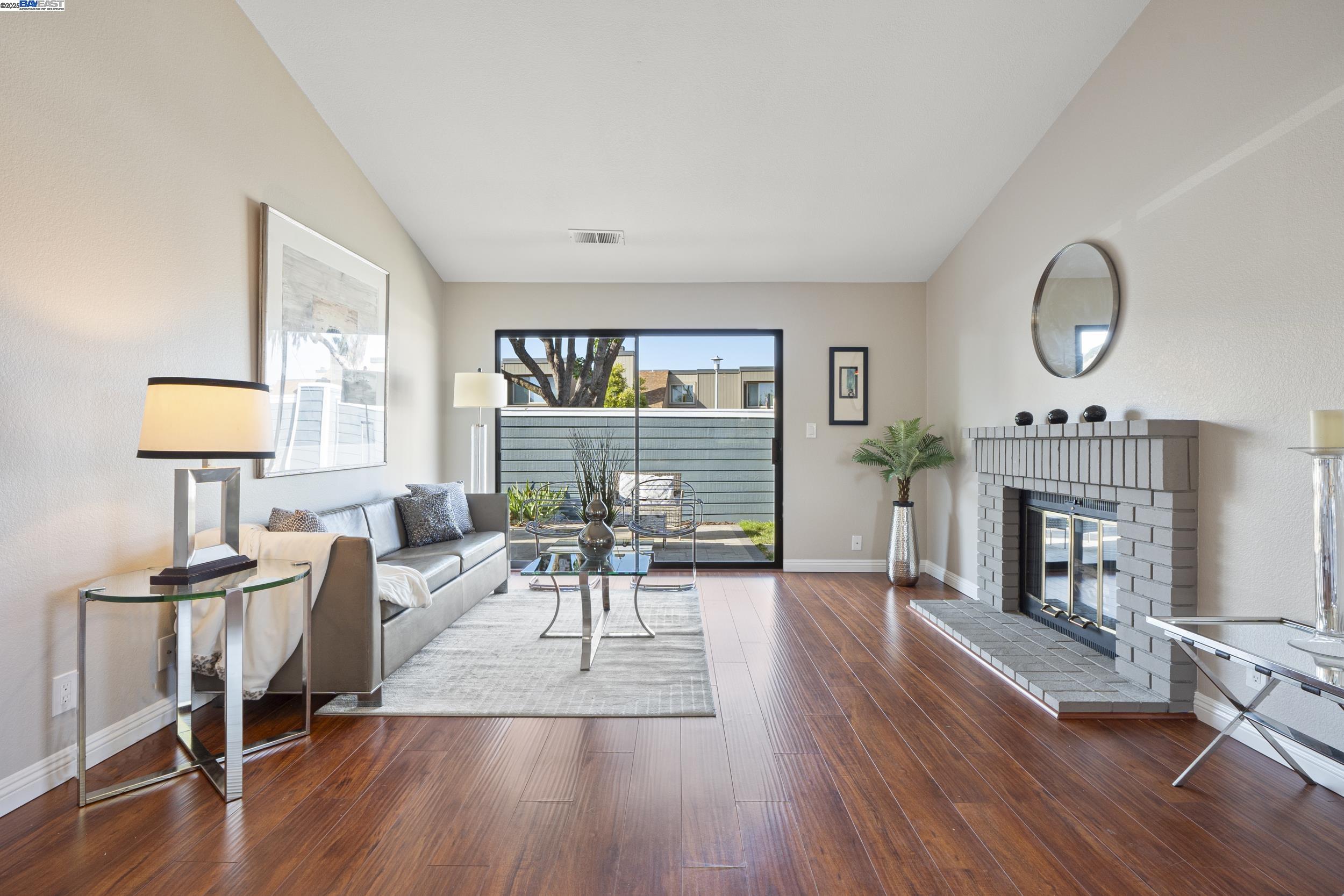 Detail Gallery Image 11 of 34 For 3525 Mcsherry Way, Alameda,  CA 94502 - 2 Beds | 2 Baths