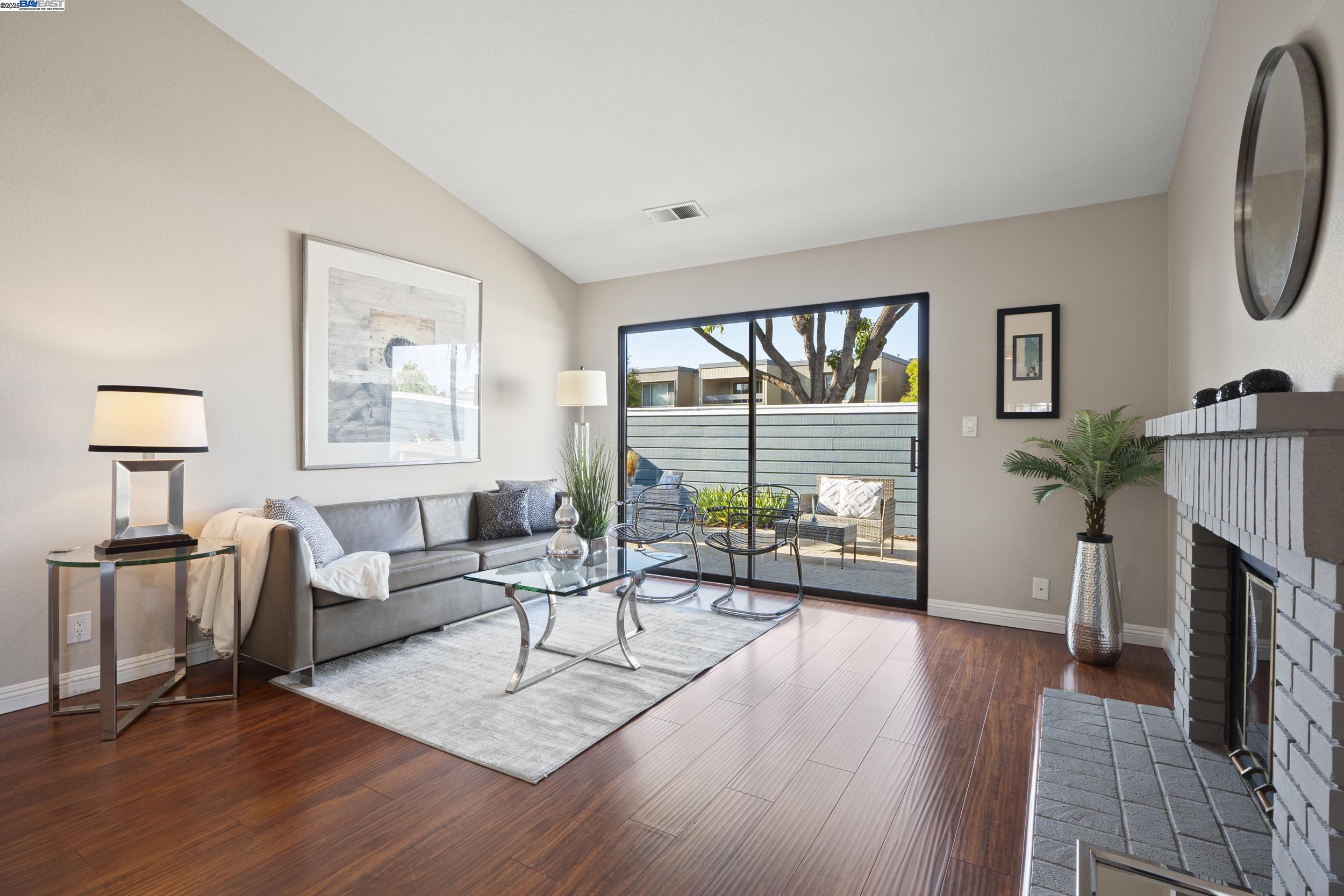 Detail Gallery Image 12 of 34 For 3525 Mcsherry Way, Alameda,  CA 94502 - 2 Beds | 2 Baths