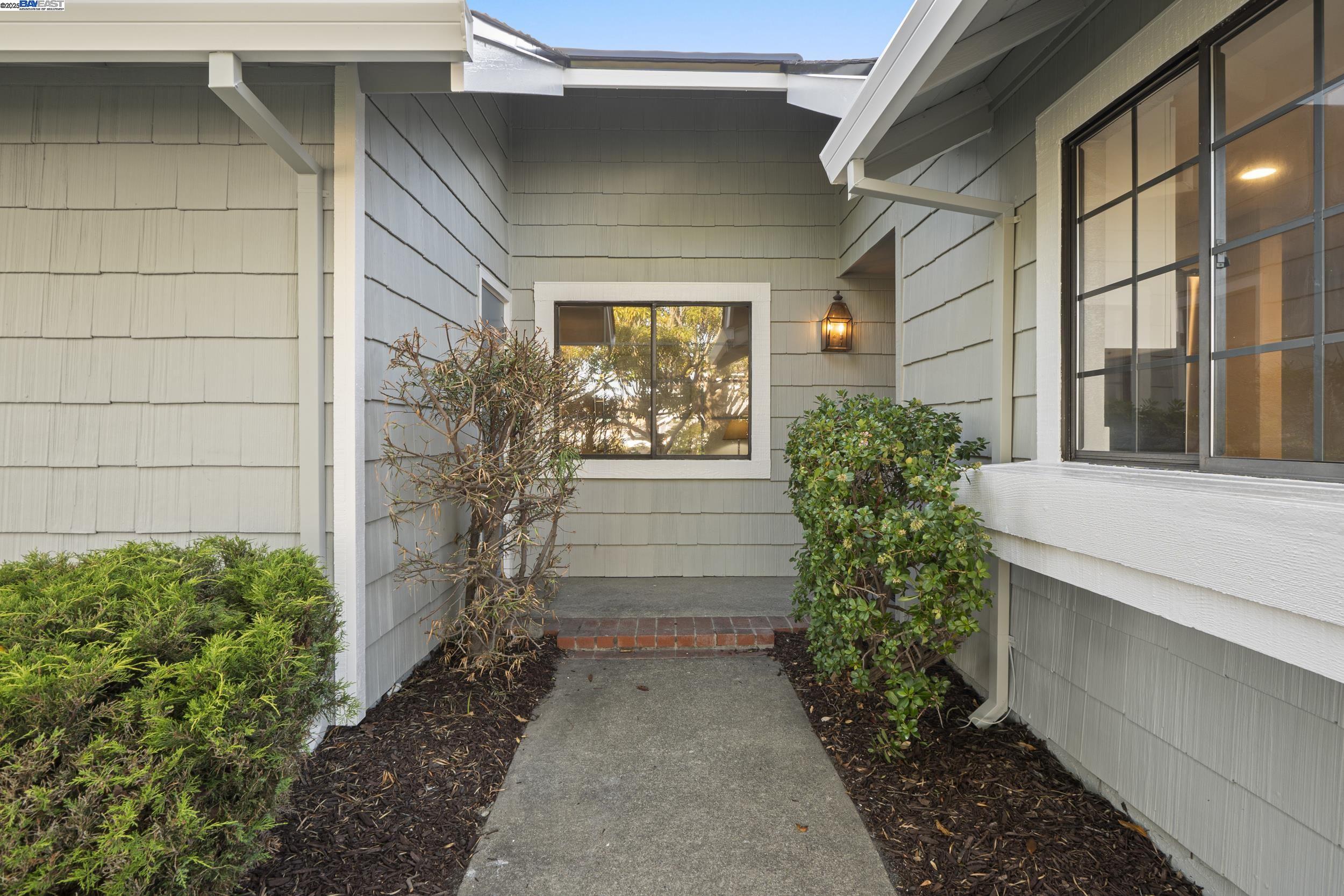 Detail Gallery Image 3 of 34 For 3525 Mcsherry Way, Alameda,  CA 94502 - 2 Beds | 2 Baths