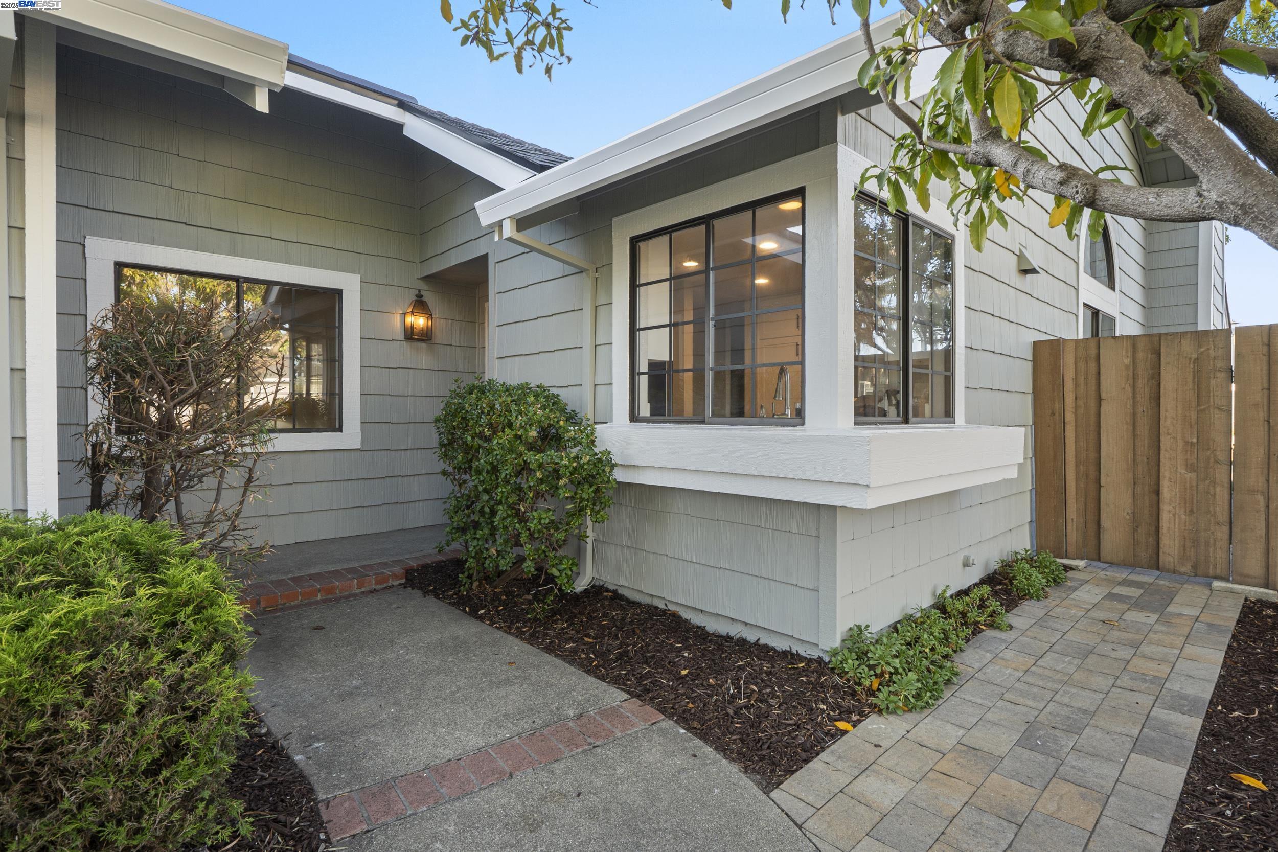 Detail Gallery Image 4 of 34 For 3525 Mcsherry Way, Alameda,  CA 94502 - 2 Beds | 2 Baths