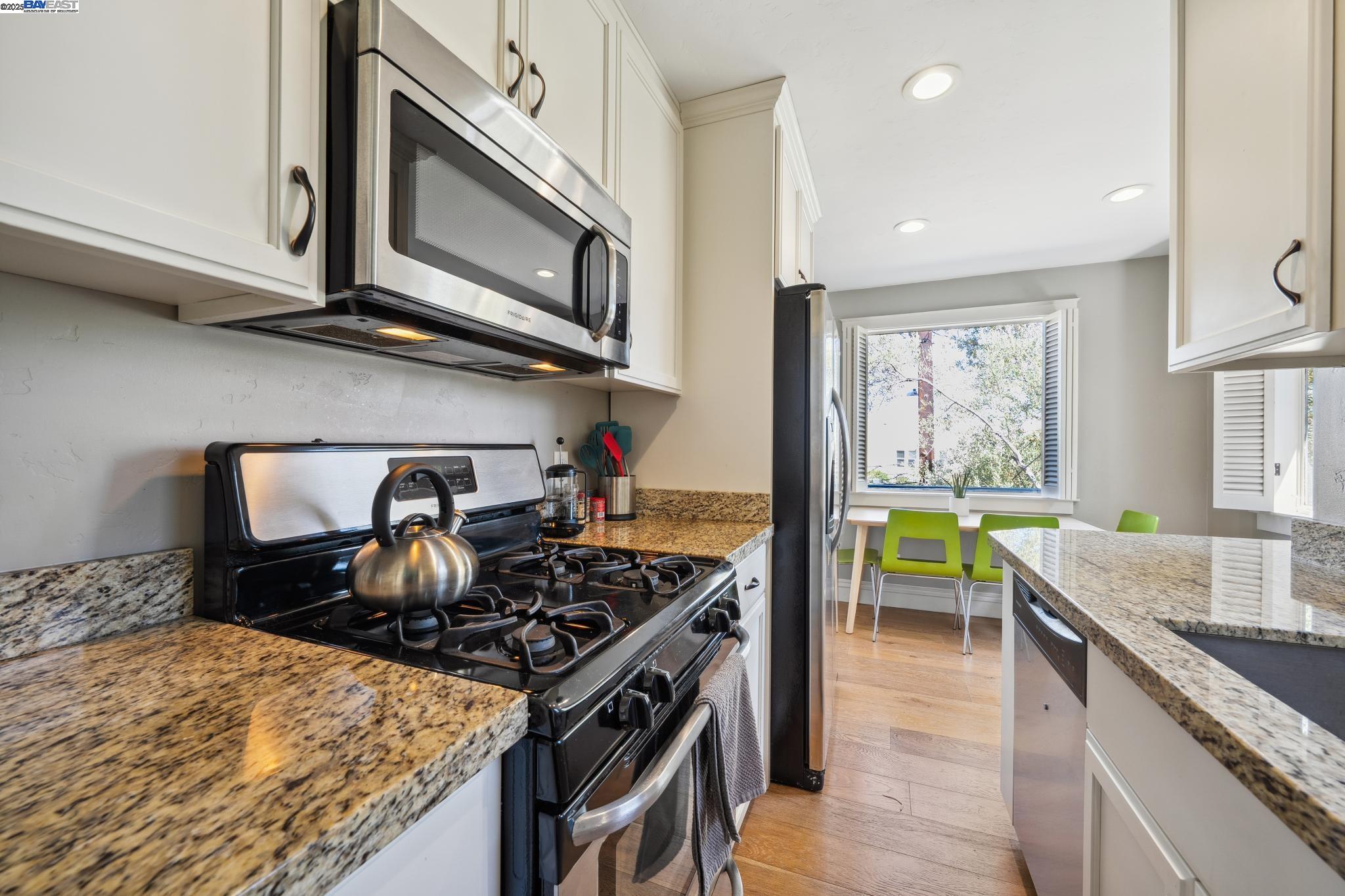 Detail Gallery Image 14 of 37 For 5936 Broadway, Oakland,  CA 94618 - – Beds | – Baths