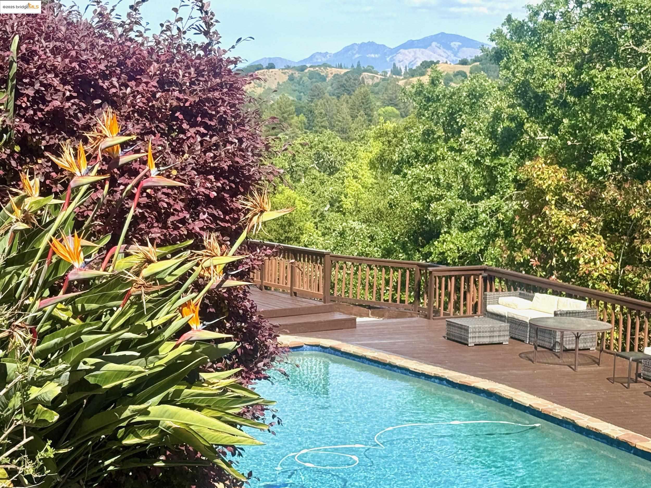 Detail Gallery Image 11 of 34 For 78 Scenic Dr, Orinda,  CA 94563 - 4 Beds | 3 Baths