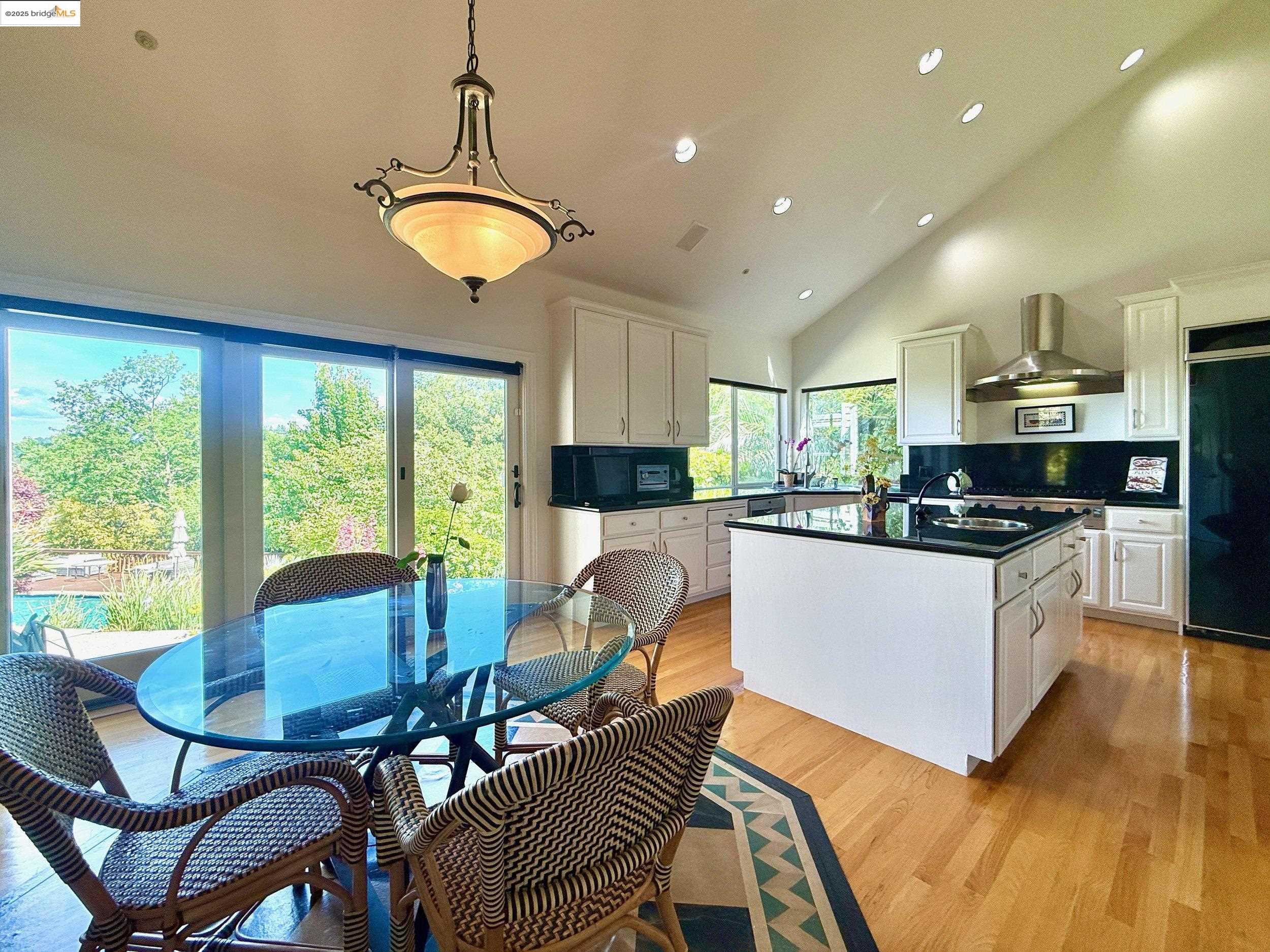 Detail Gallery Image 8 of 34 For 78 Scenic Dr, Orinda,  CA 94563 - 4 Beds | 3 Baths