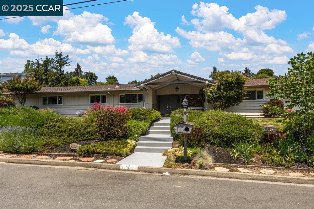 Detail Gallery Image 1 of 1 For 1 Aspinwall Ct, Orinda,  CA 94563 - 3 Beds | 2 Baths