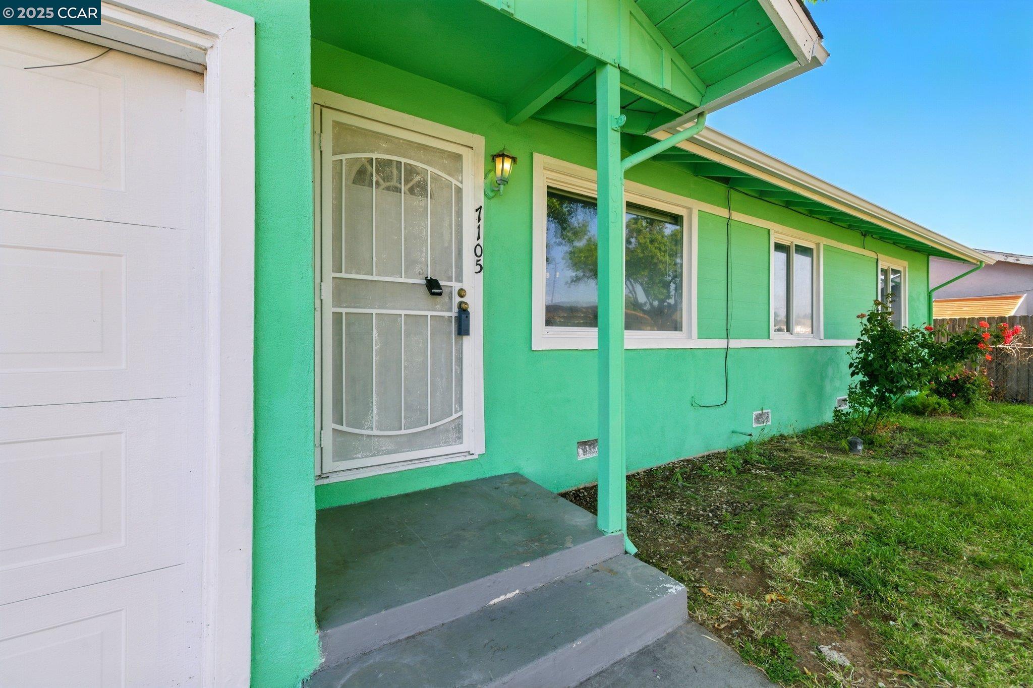 Detail Gallery Image 2 of 27 For 7105 Thomas Dr, North Highlands,  CA 95660 - 3 Beds | 1/1 Baths