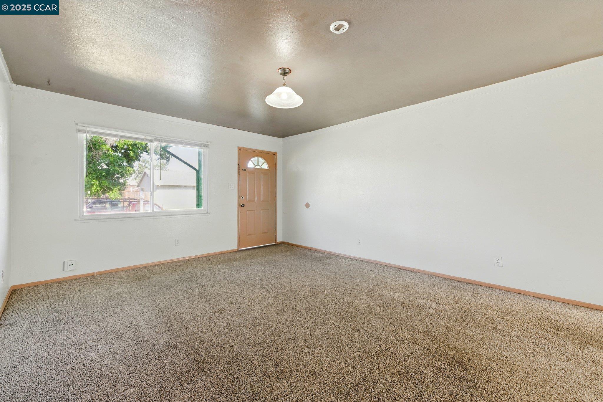 Detail Gallery Image 6 of 27 For 7105 Thomas Dr, North Highlands,  CA 95660 - 3 Beds | 1/1 Baths