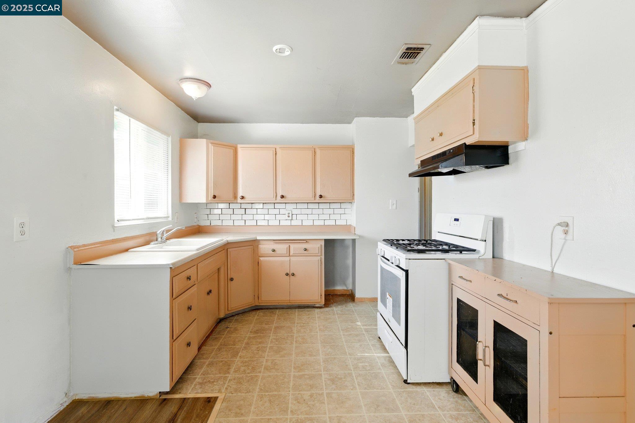 Detail Gallery Image 10 of 27 For 7105 Thomas Dr, North Highlands,  CA 95660 - 3 Beds | 1/1 Baths