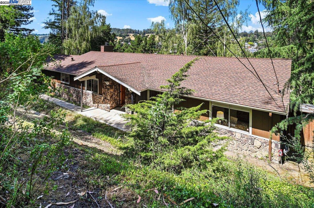 Detail Gallery Image 1 of 1 For 11110 Monan St, Oakland,  CA 94605 - 3 Beds | 2 Baths