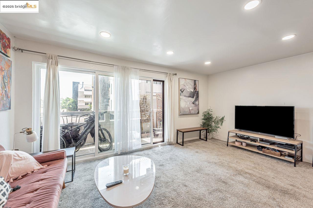 5 Embarcadero # 129, Oakland, California 94607, 1 Bedroom Bedrooms, 3 Rooms Rooms,1 BathroomBathrooms,Residential,For Sale,5 Embarcadero # 129,41100353