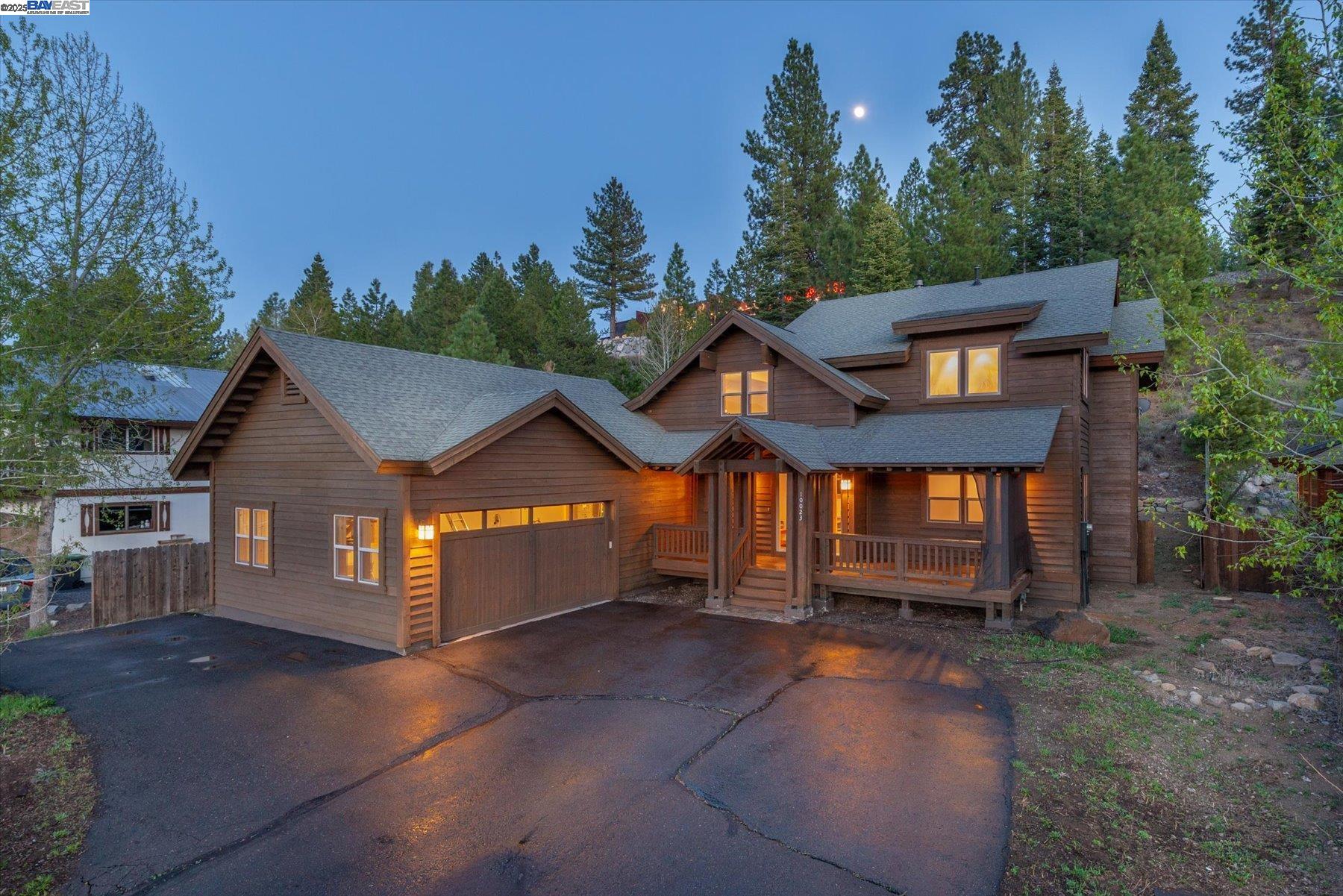 Detail Gallery Image 1 of 35 For 10023 S River Street, Truckee,  CA 96161 - 4 Beds | 2/1 Baths