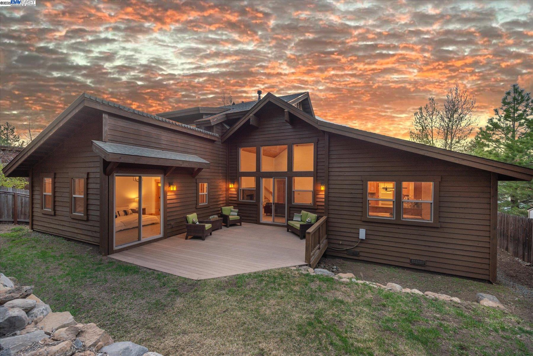 Detail Gallery Image 2 of 35 For 10023 S River Street, Truckee,  CA 96161 - 4 Beds | 2/1 Baths