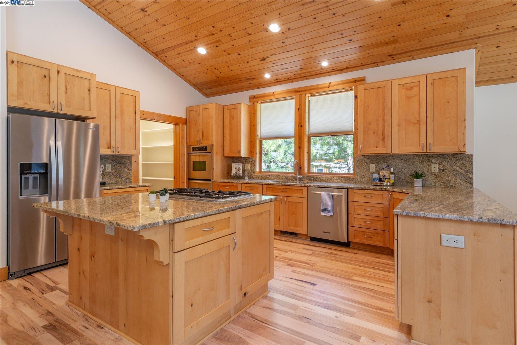 Detail Gallery Image 13 of 35 For 10023 S River Street, Truckee,  CA 96161 - 4 Beds | 2/1 Baths