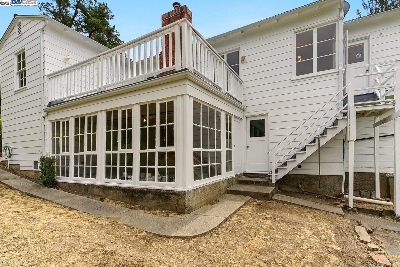 Detail Gallery Image 2 of 31 For 6175 Aspinwall Rd, Oakland,  CA 94611 - 2 Beds | 1 Baths
