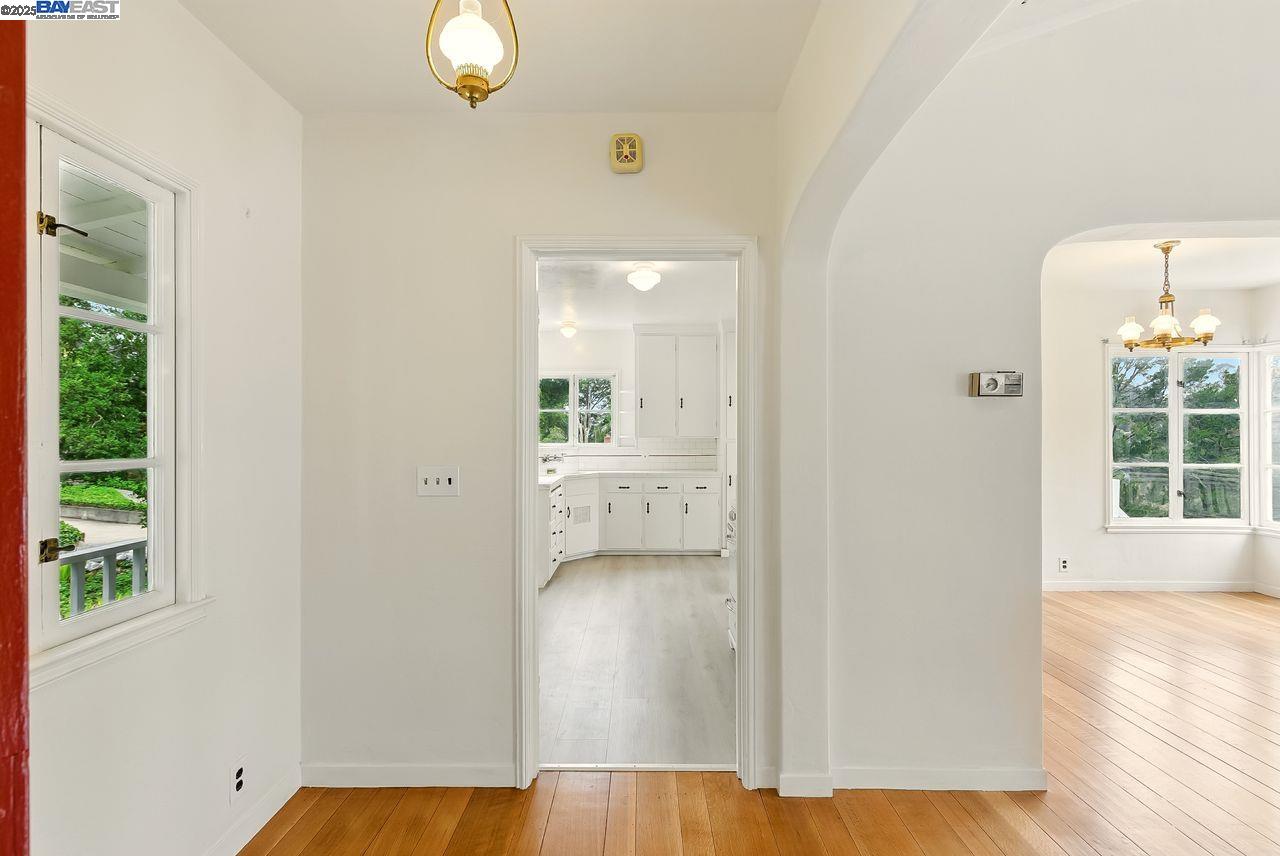 Detail Gallery Image 12 of 31 For 6175 Aspinwall Rd, Oakland,  CA 94611 - 2 Beds | 1 Baths