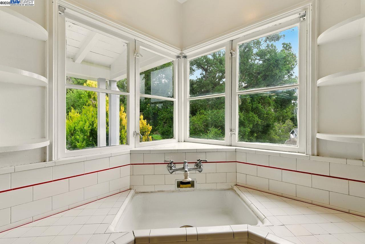 Detail Gallery Image 13 of 31 For 6175 Aspinwall Rd, Oakland,  CA 94611 - 2 Beds | 1 Baths