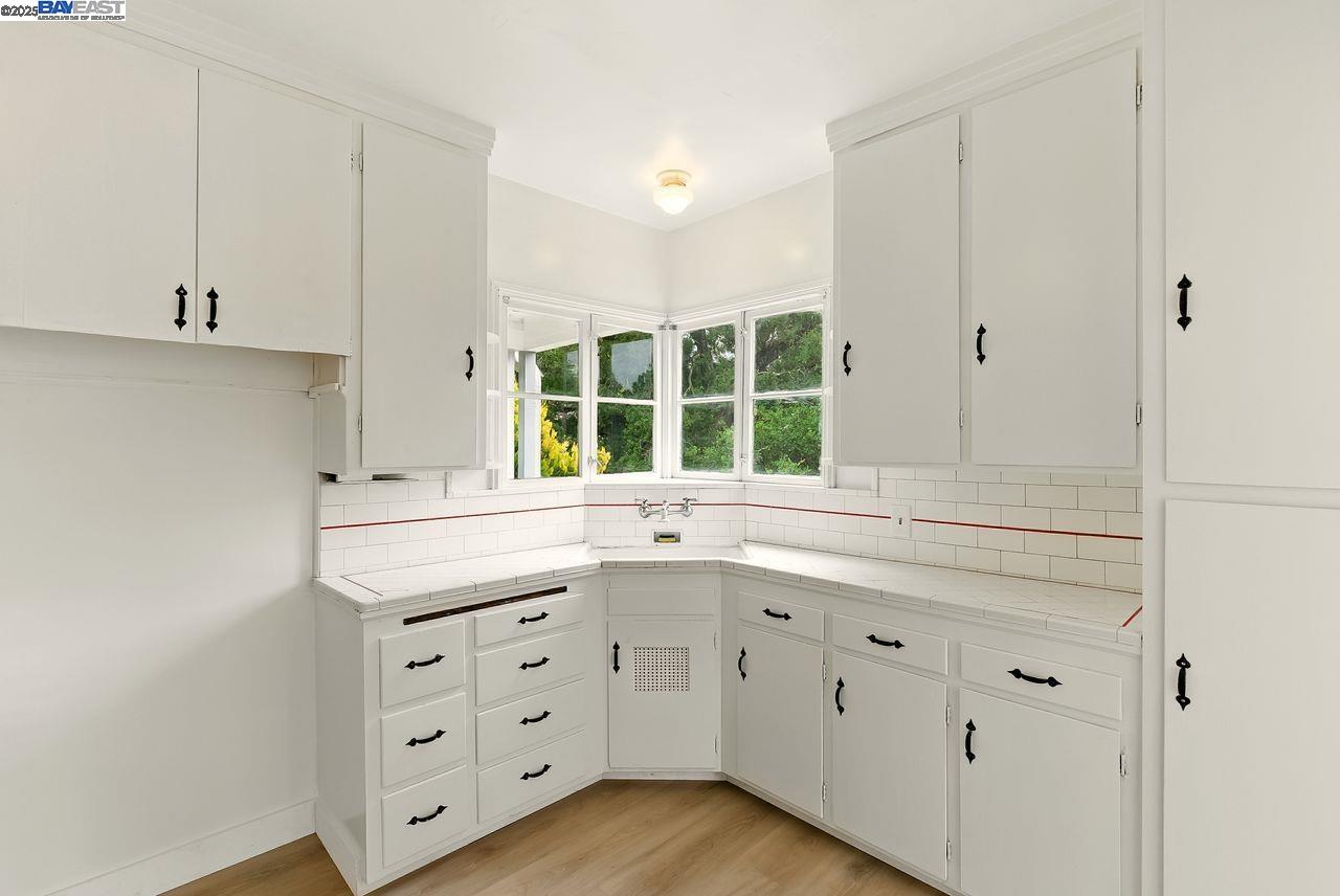 Detail Gallery Image 14 of 31 For 6175 Aspinwall Rd, Oakland,  CA 94611 - 2 Beds | 1 Baths