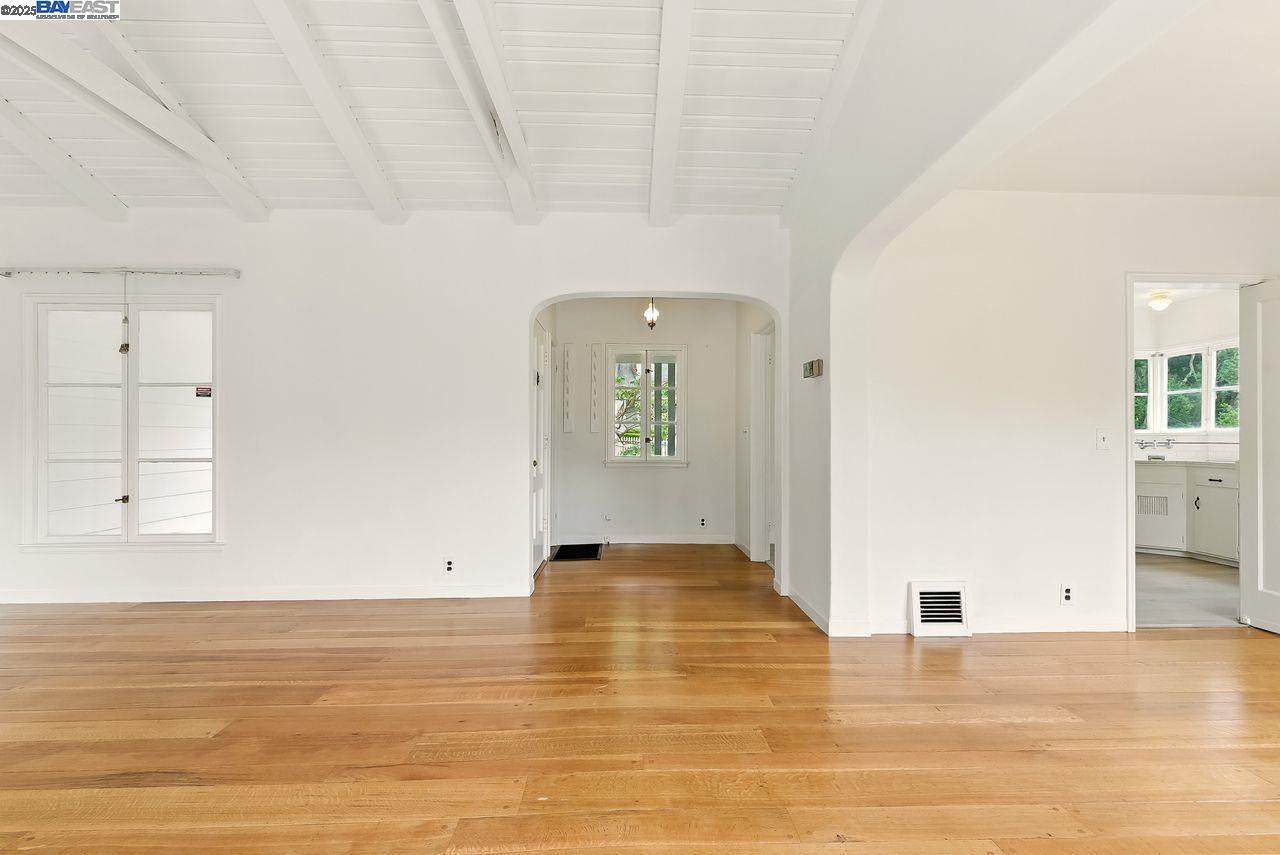 Detail Gallery Image 15 of 31 For 6175 Aspinwall Rd, Oakland,  CA 94611 - 2 Beds | 1 Baths
