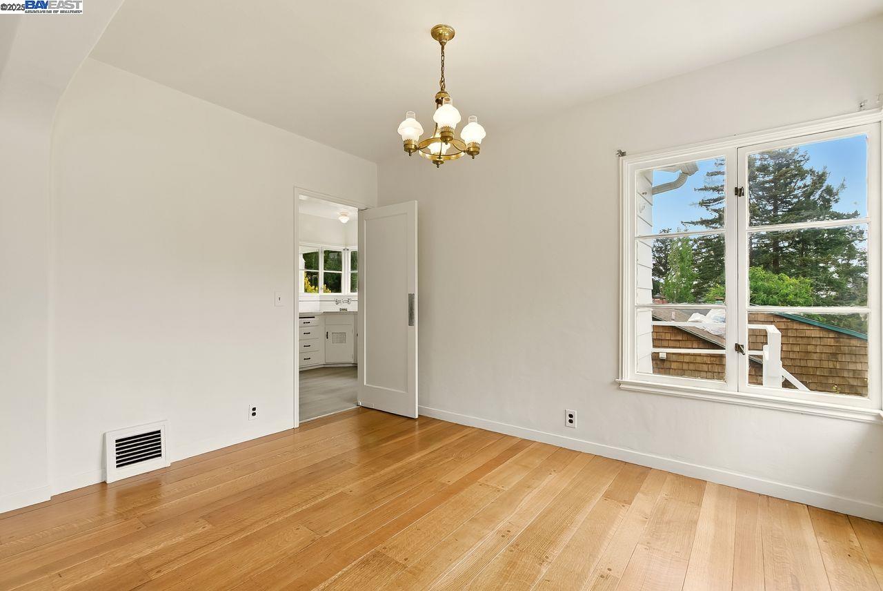 Detail Gallery Image 16 of 31 For 6175 Aspinwall Rd, Oakland,  CA 94611 - 2 Beds | 1 Baths