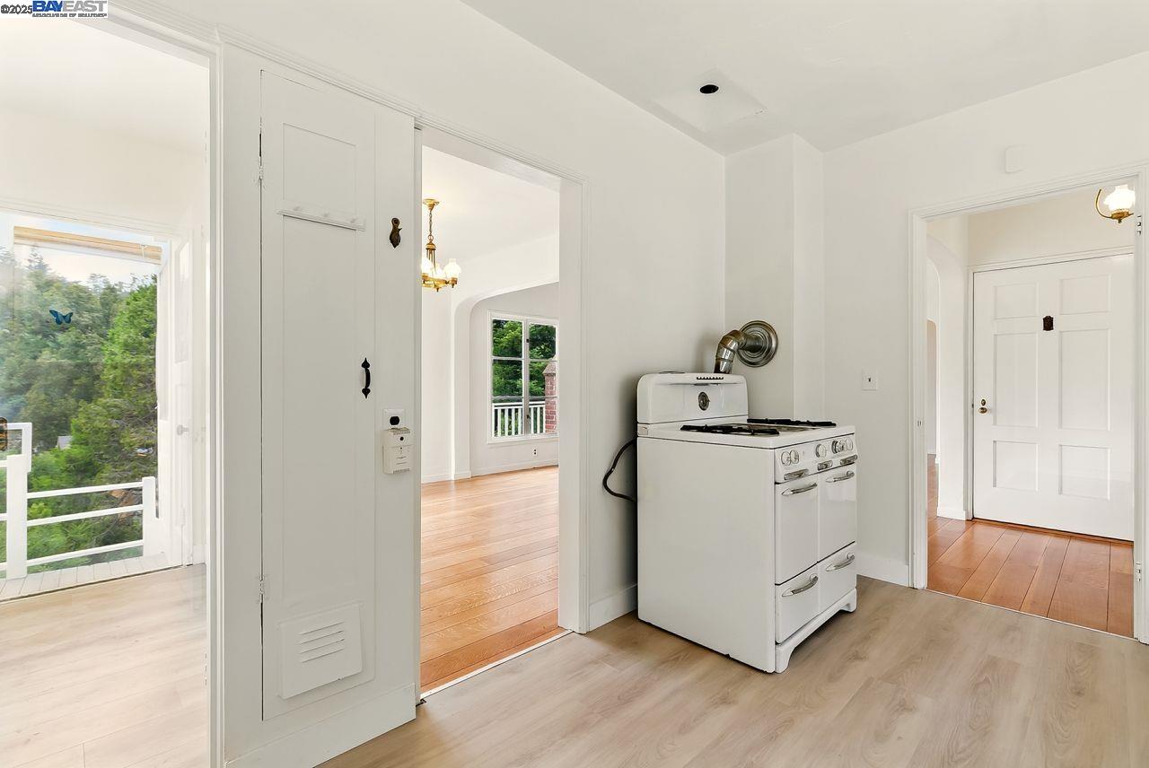 Detail Gallery Image 17 of 31 For 6175 Aspinwall Rd, Oakland,  CA 94611 - 2 Beds | 1 Baths