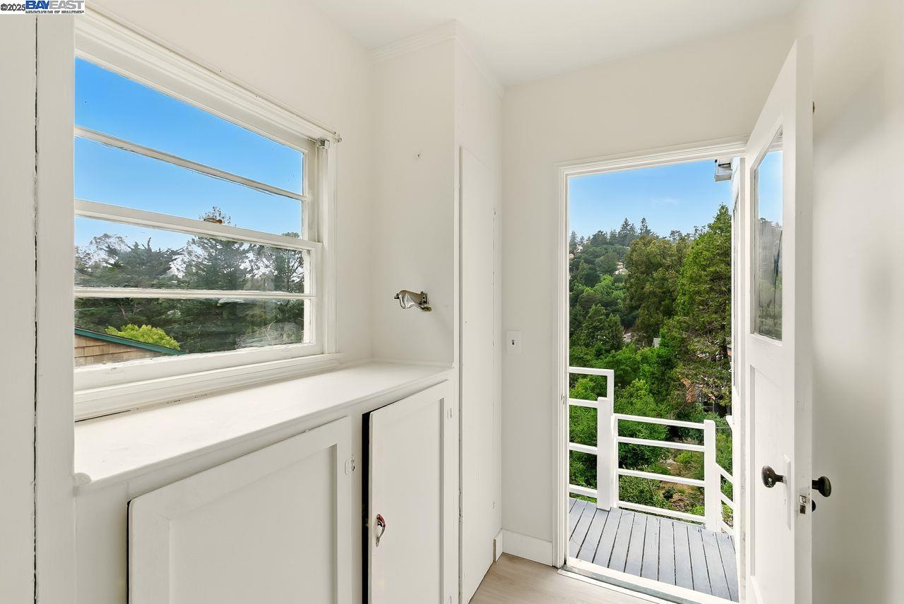 Detail Gallery Image 18 of 31 For 6175 Aspinwall Rd, Oakland,  CA 94611 - 2 Beds | 1 Baths