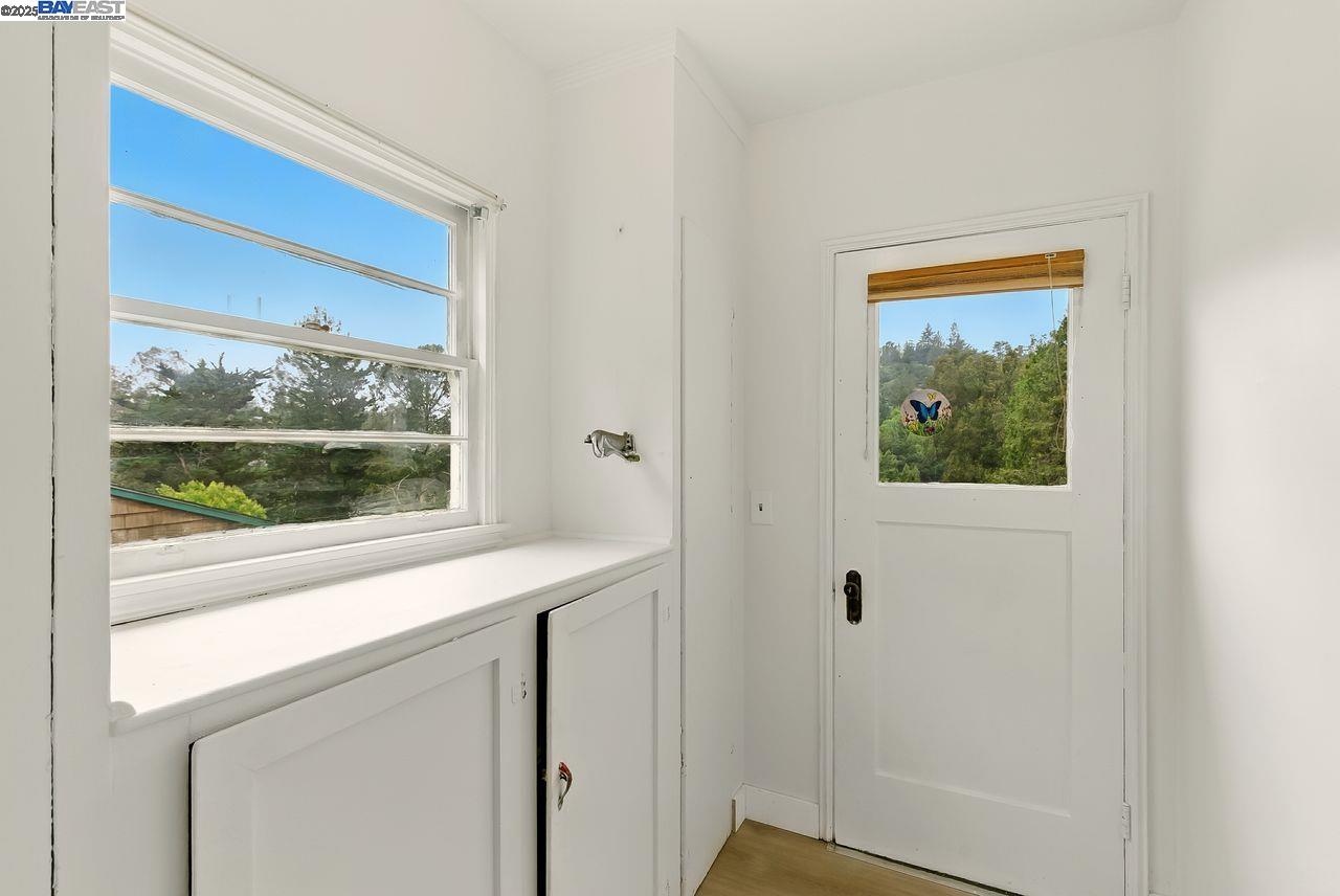 Detail Gallery Image 19 of 31 For 6175 Aspinwall Rd, Oakland,  CA 94611 - 2 Beds | 1 Baths