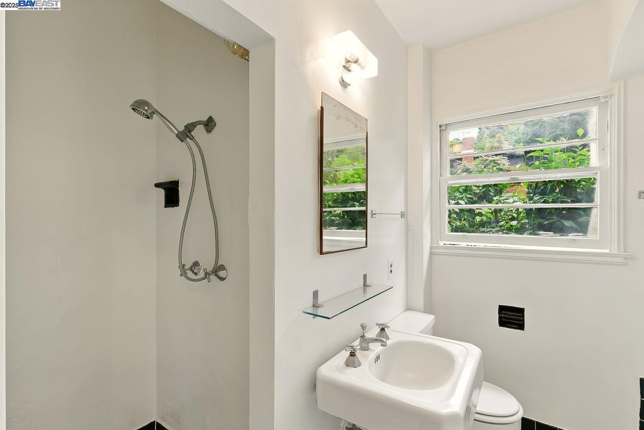 Detail Gallery Image 20 of 31 For 6175 Aspinwall Rd, Oakland,  CA 94611 - 2 Beds | 1 Baths