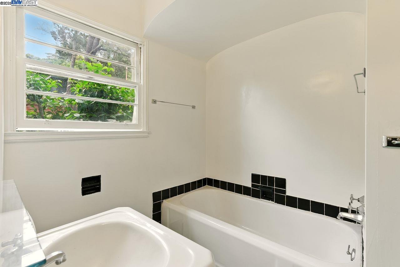 Detail Gallery Image 21 of 31 For 6175 Aspinwall Rd, Oakland,  CA 94611 - 2 Beds | 1 Baths
