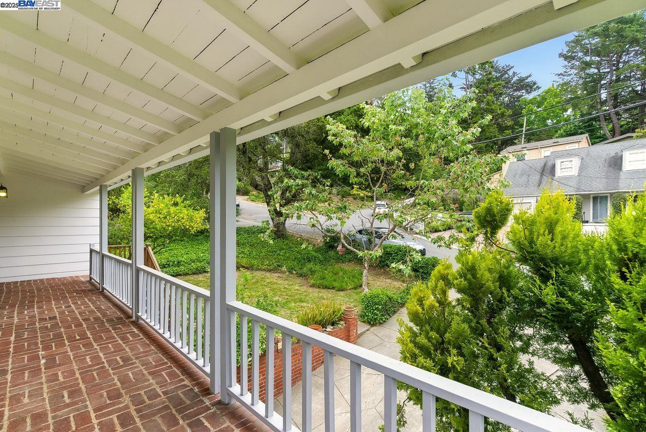 Detail Gallery Image 24 of 31 For 6175 Aspinwall Rd, Oakland,  CA 94611 - 2 Beds | 1 Baths