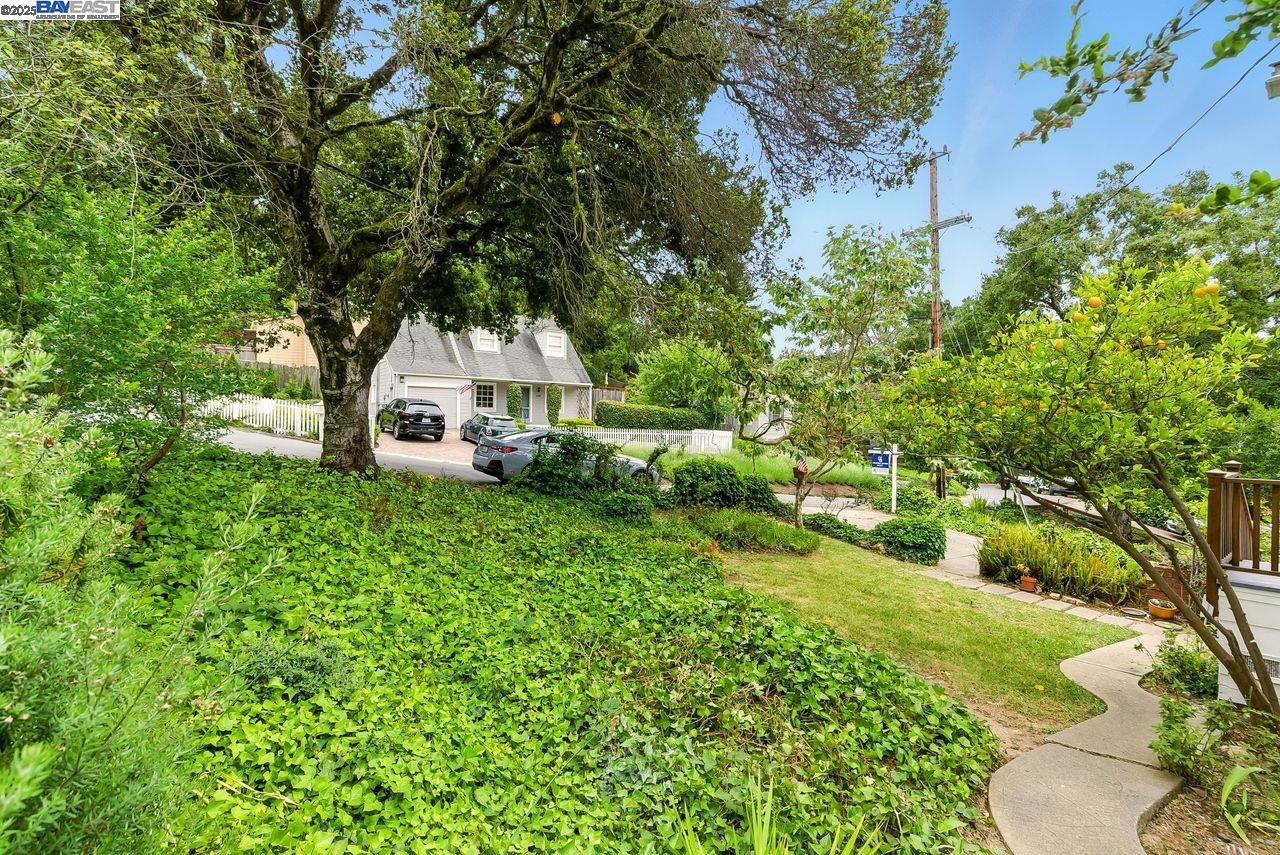 Detail Gallery Image 27 of 31 For 6175 Aspinwall Rd, Oakland,  CA 94611 - 2 Beds | 1 Baths
