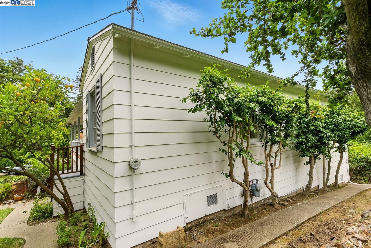 Detail Gallery Image 28 of 31 For 6175 Aspinwall Rd, Oakland,  CA 94611 - 2 Beds | 1 Baths