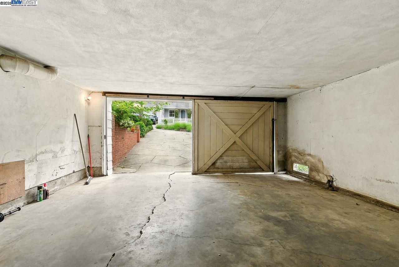 Detail Gallery Image 29 of 31 For 6175 Aspinwall Rd, Oakland,  CA 94611 - 2 Beds | 1 Baths