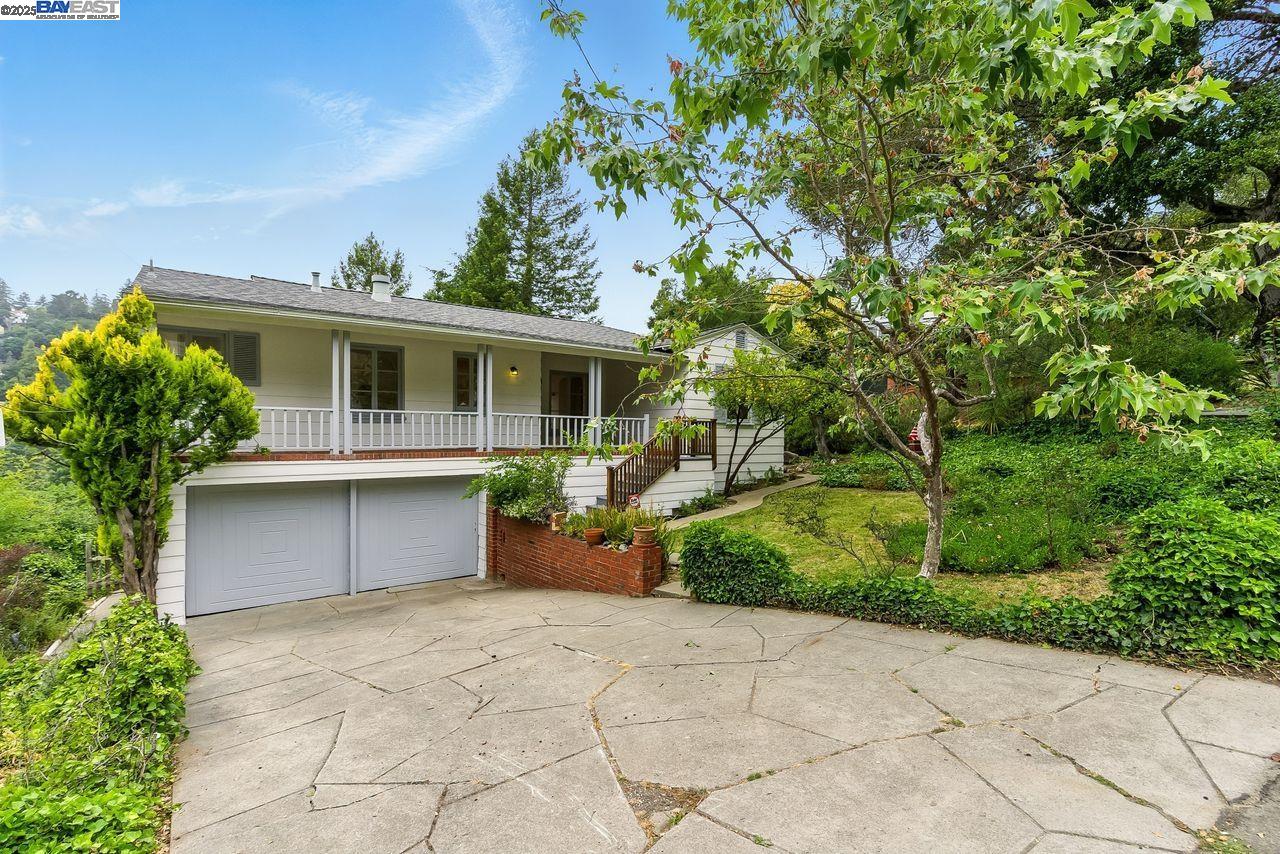 Detail Gallery Image 4 of 31 For 6175 Aspinwall Rd, Oakland,  CA 94611 - 2 Beds | 1 Baths