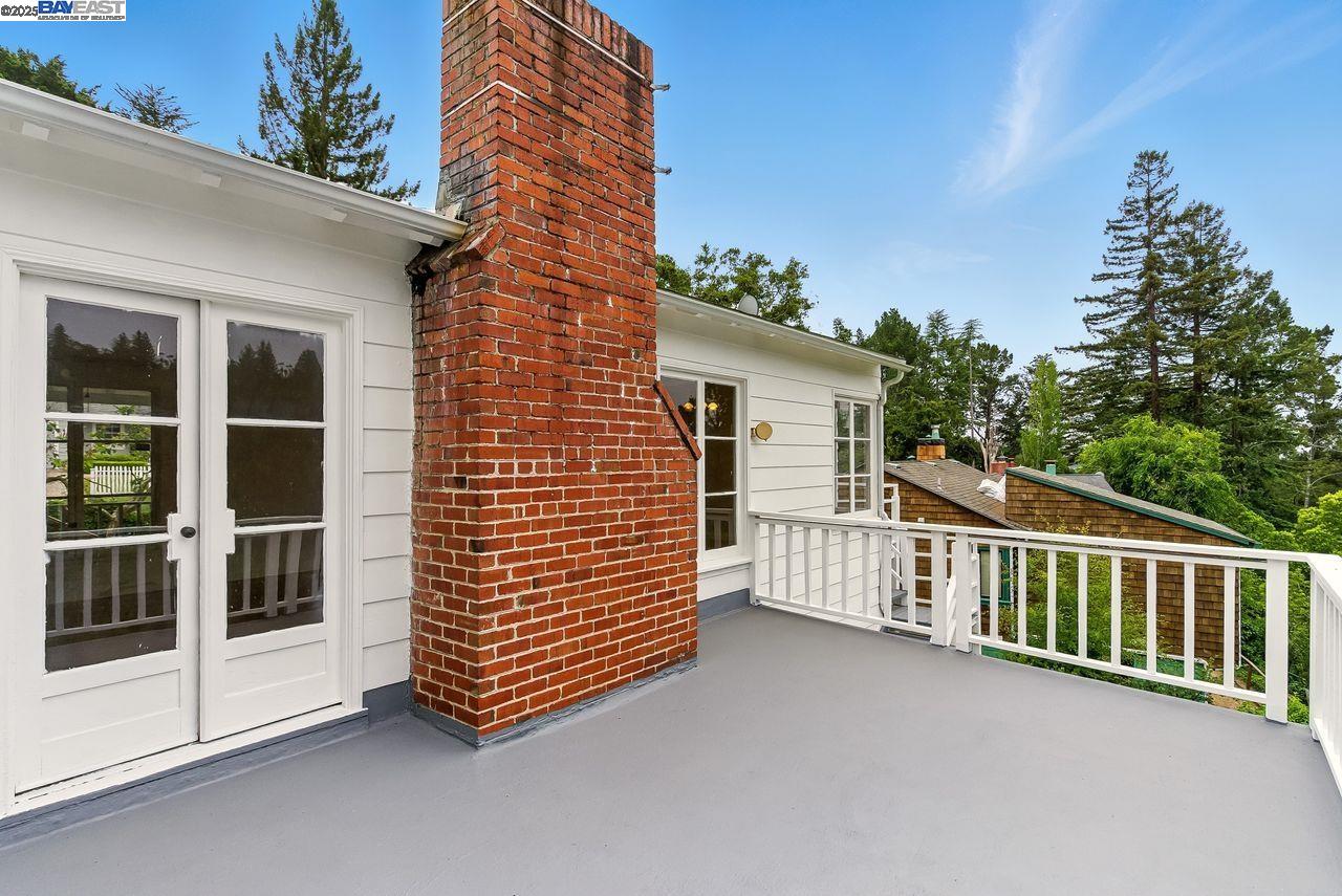 Detail Gallery Image 5 of 31 For 6175 Aspinwall Rd, Oakland,  CA 94611 - 2 Beds | 1 Baths