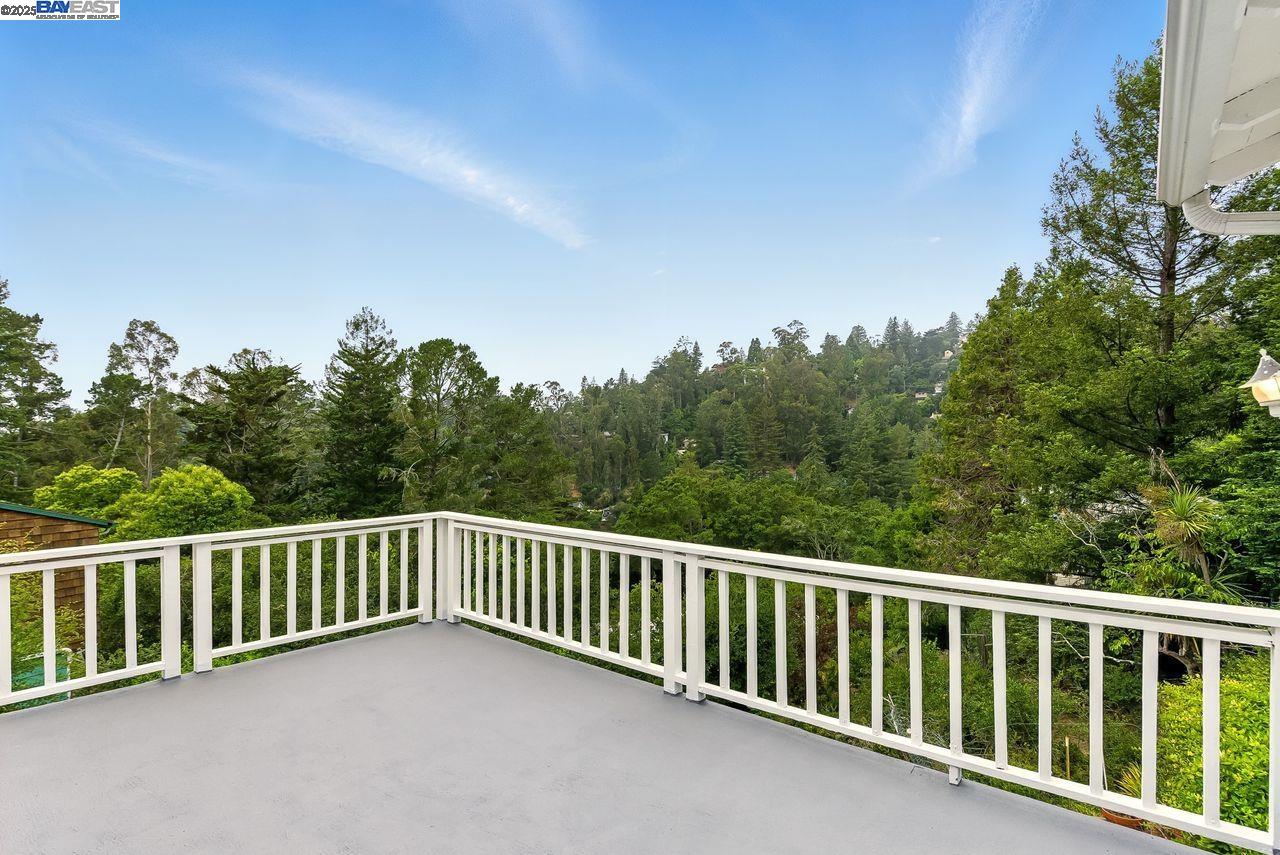 Detail Gallery Image 6 of 31 For 6175 Aspinwall Rd, Oakland,  CA 94611 - 2 Beds | 1 Baths