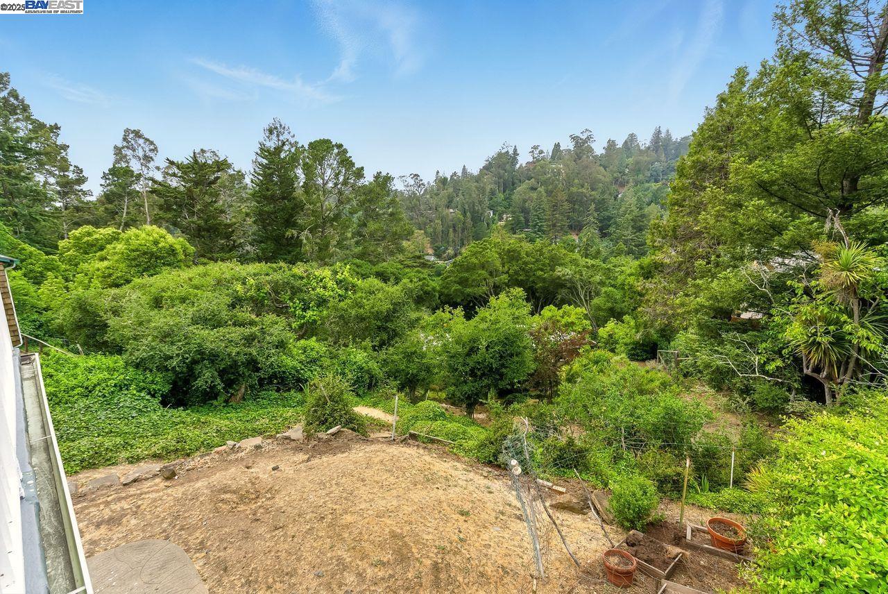 Detail Gallery Image 7 of 31 For 6175 Aspinwall Rd, Oakland,  CA 94611 - 2 Beds | 1 Baths