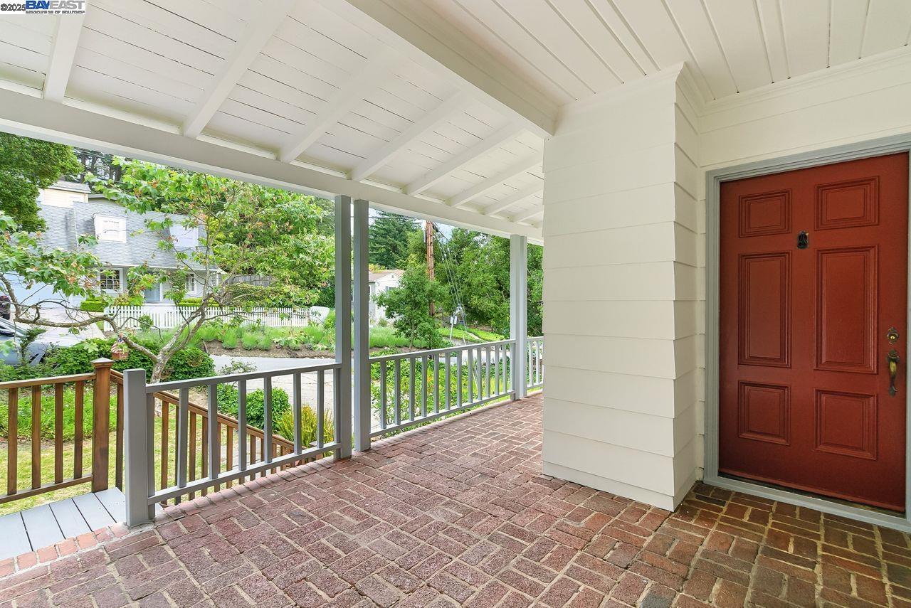 Detail Gallery Image 8 of 31 For 6175 Aspinwall Rd, Oakland,  CA 94611 - 2 Beds | 1 Baths
