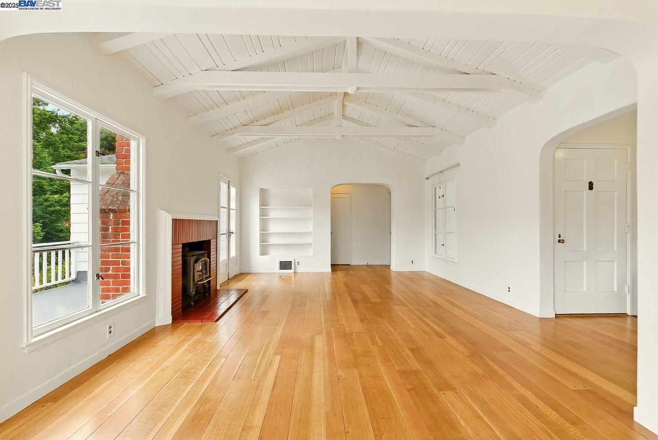 Detail Gallery Image 9 of 31 For 6175 Aspinwall Rd, Oakland,  CA 94611 - 2 Beds | 1 Baths