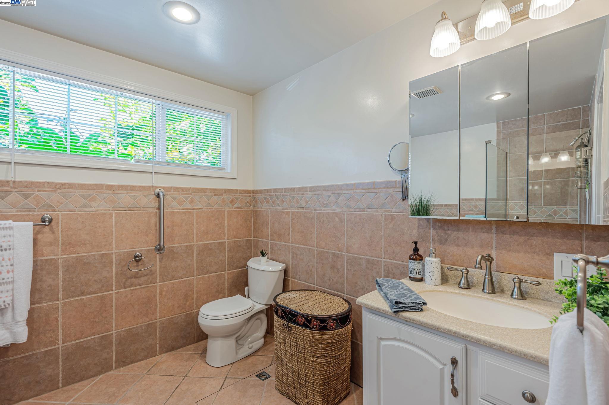 Detail Gallery Image 33 of 54 For 3950 Pinole Valley Rd, Pinole,  CA 94564 - 5 Beds | 3 Baths