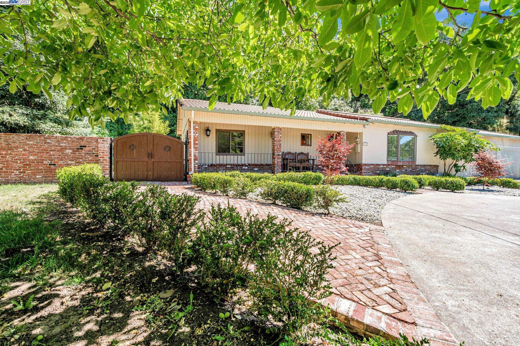 Detail Gallery Image 6 of 54 For 3950 Pinole Valley Rd, Pinole,  CA 94564 - 5 Beds | 3 Baths