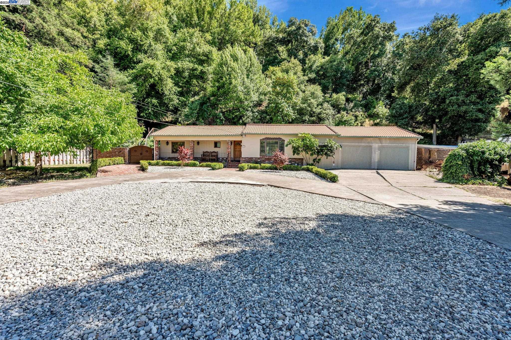 Detail Gallery Image 7 of 54 For 3950 Pinole Valley Rd, Pinole,  CA 94564 - 5 Beds | 3 Baths