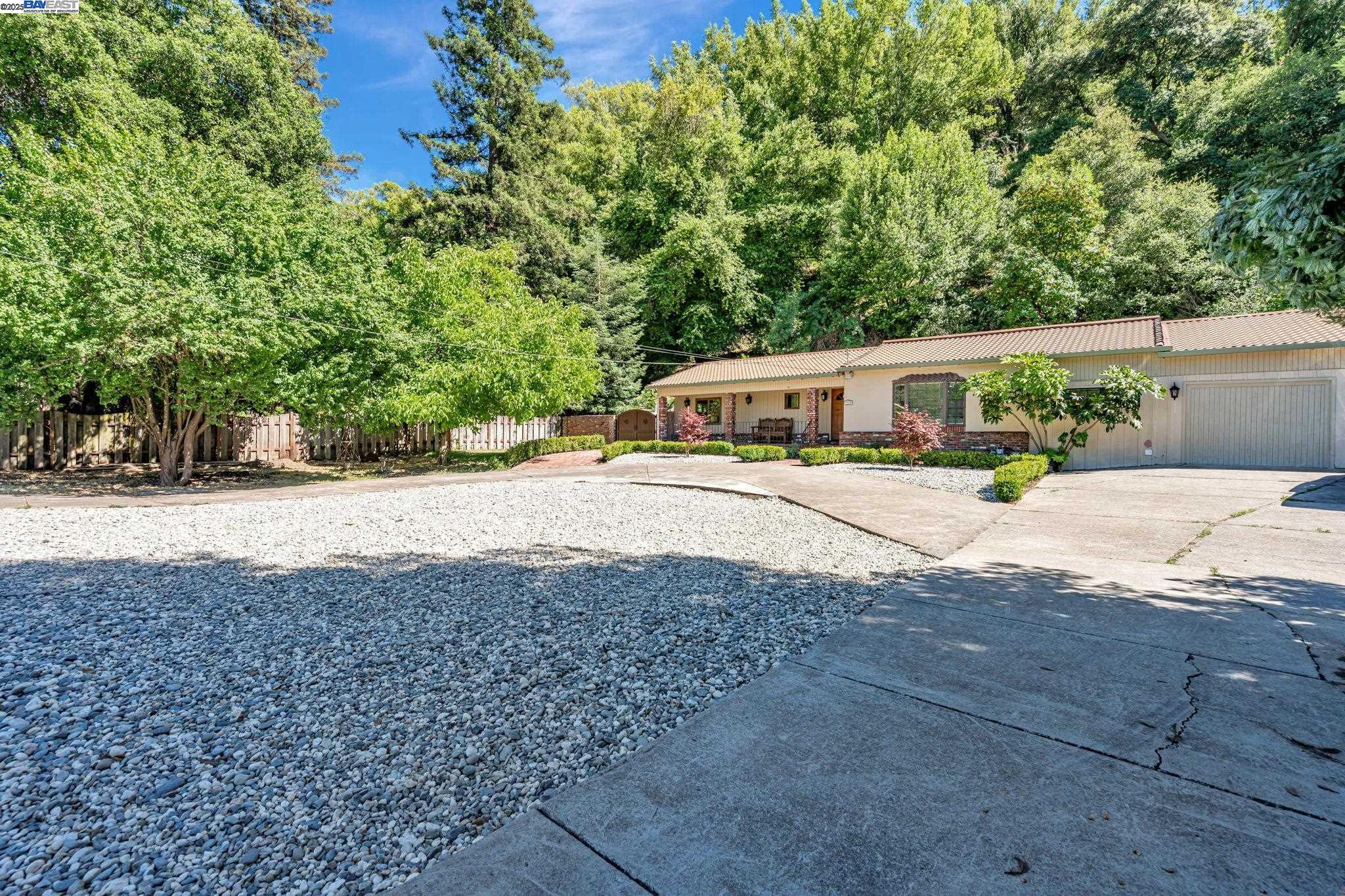 Detail Gallery Image 8 of 54 For 3950 Pinole Valley Rd, Pinole,  CA 94564 - 5 Beds | 3 Baths