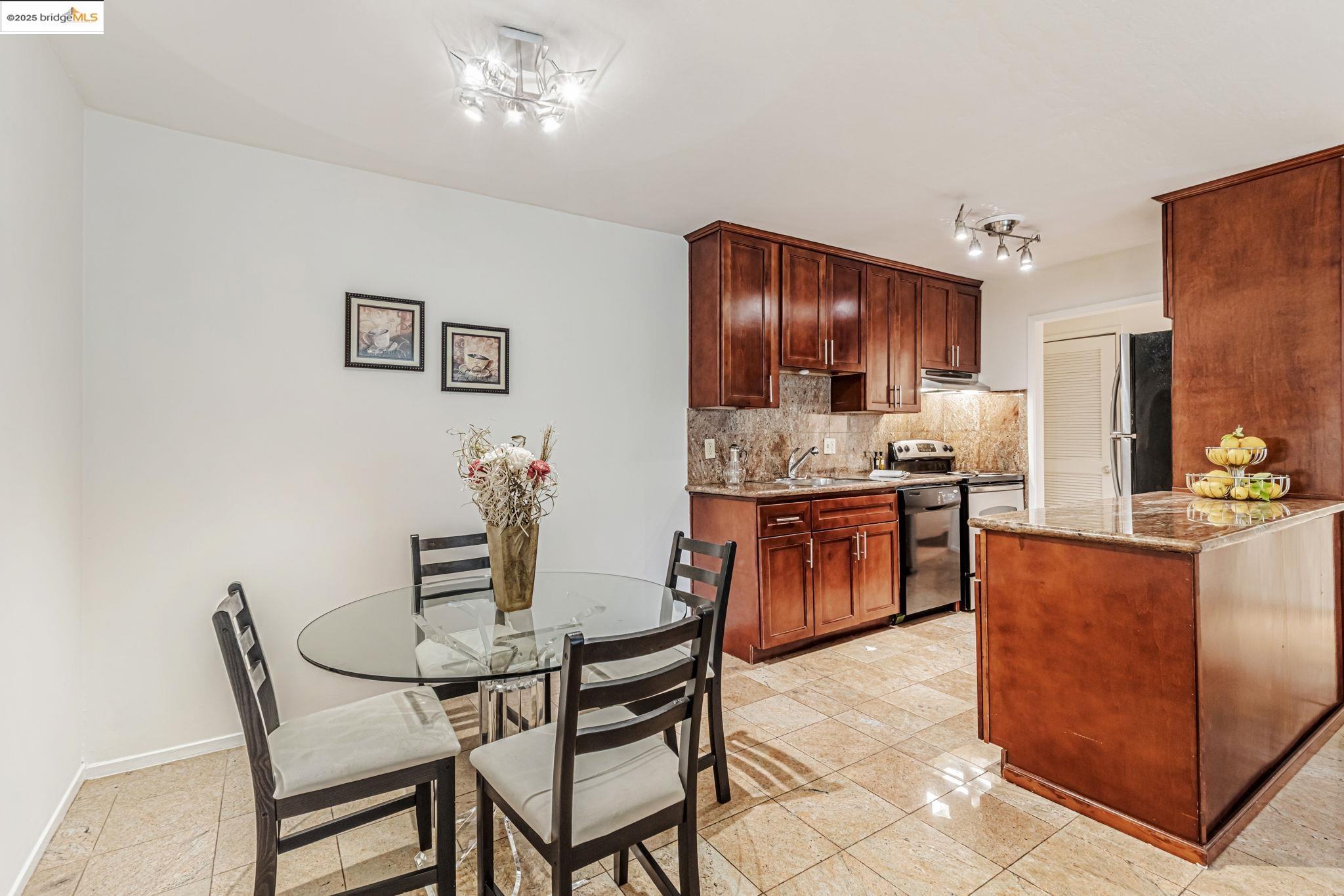 Detail Gallery Image 11 of 33 For 375 Jayne Avenue #106,  Oakland,  CA 94610 - 1 Beds | 1 Baths